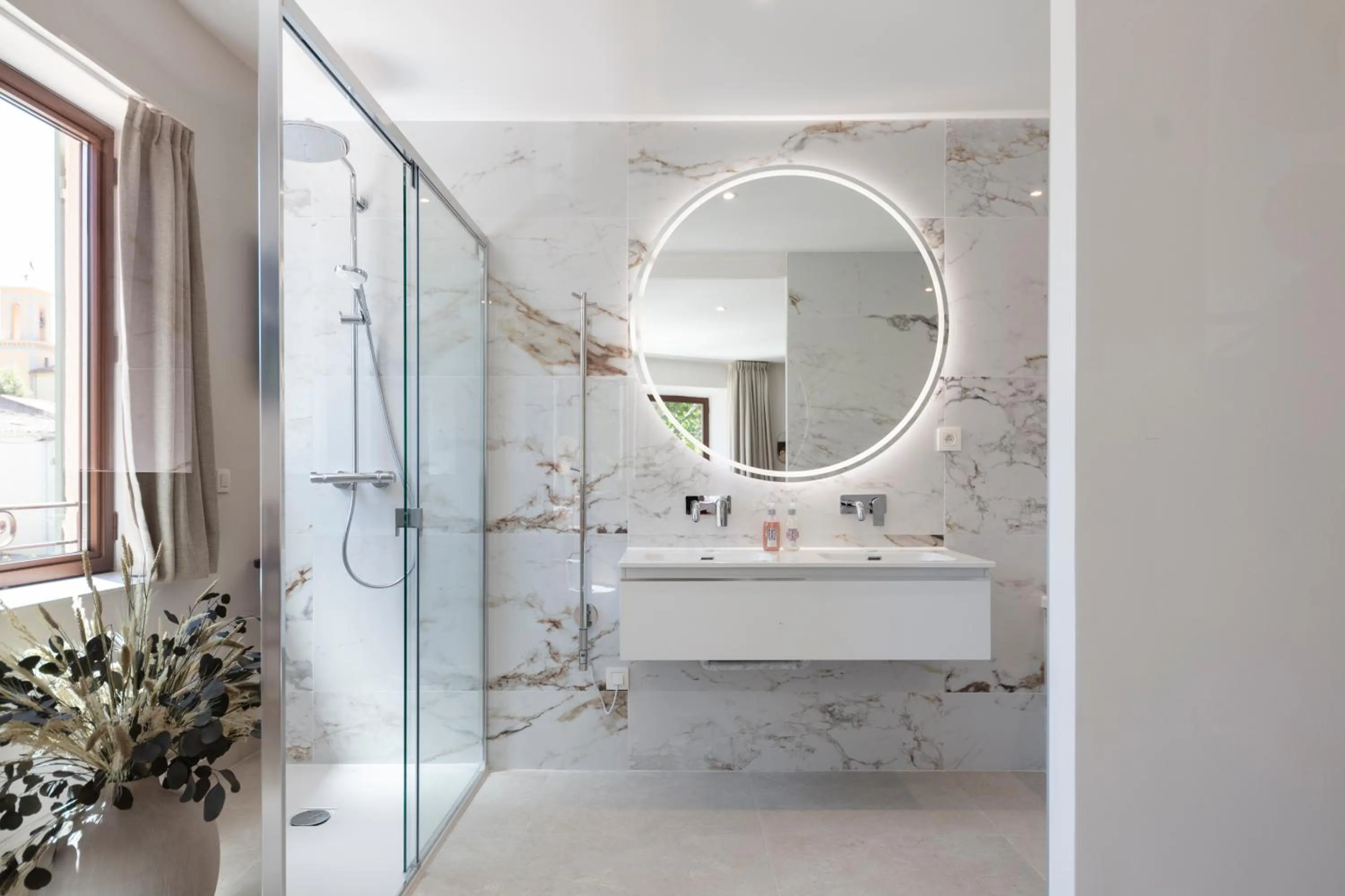 Shower in Hôtel et Restaurant La Bastide Bourrelly - Mathias Dandine