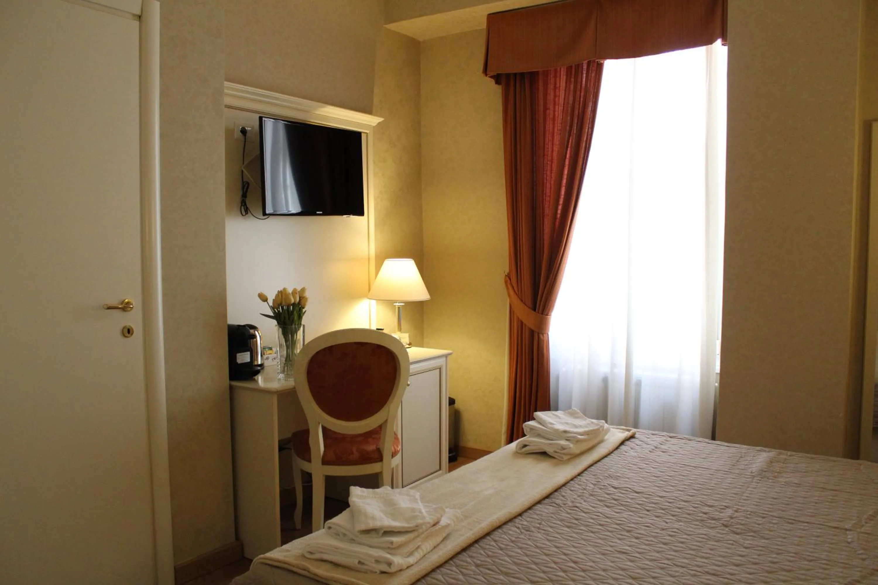 Photo of the whole room, Bed in Relais Bocca di Leone
