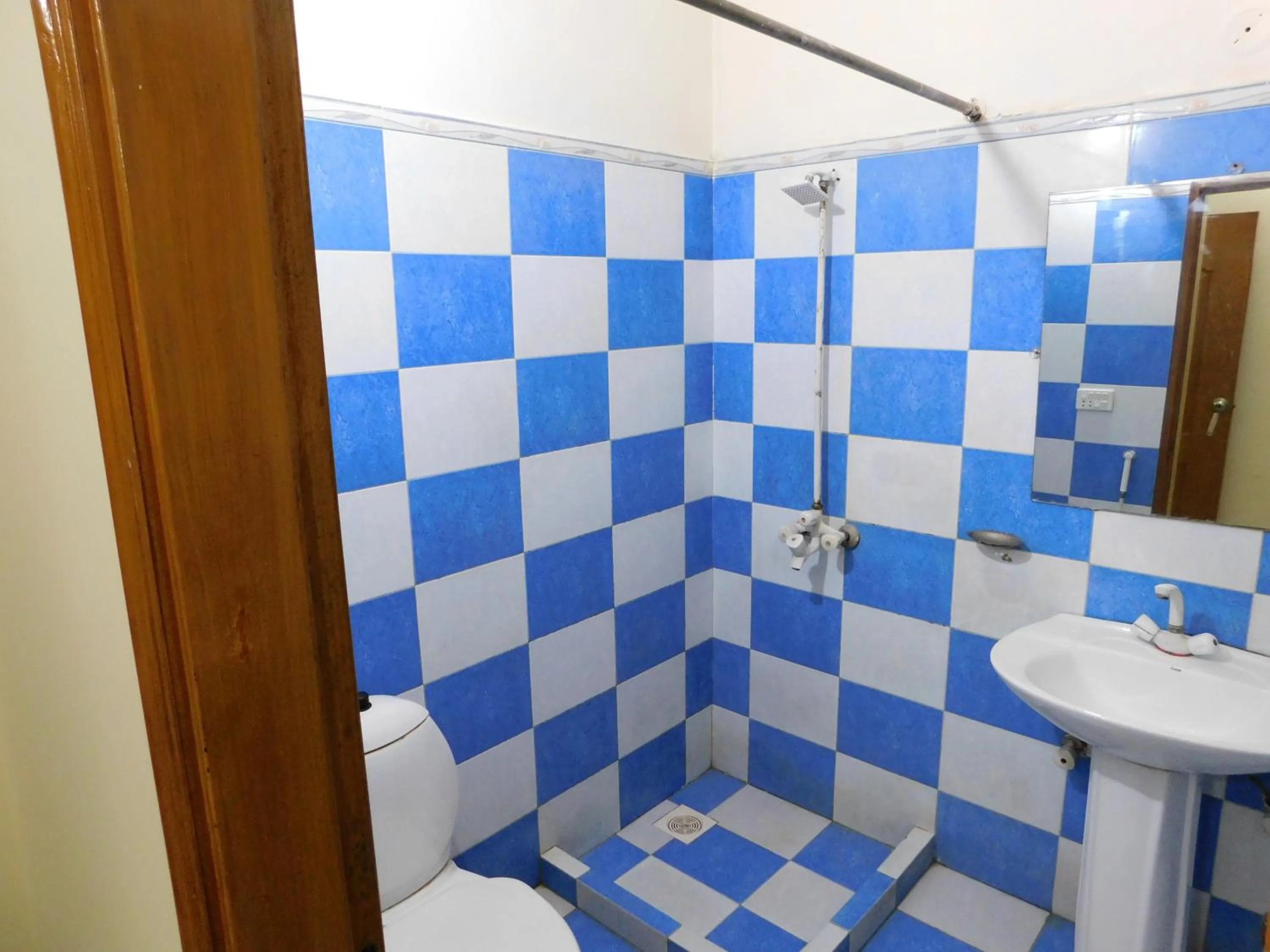 Shower in Hotel Tourist Inn Lahore