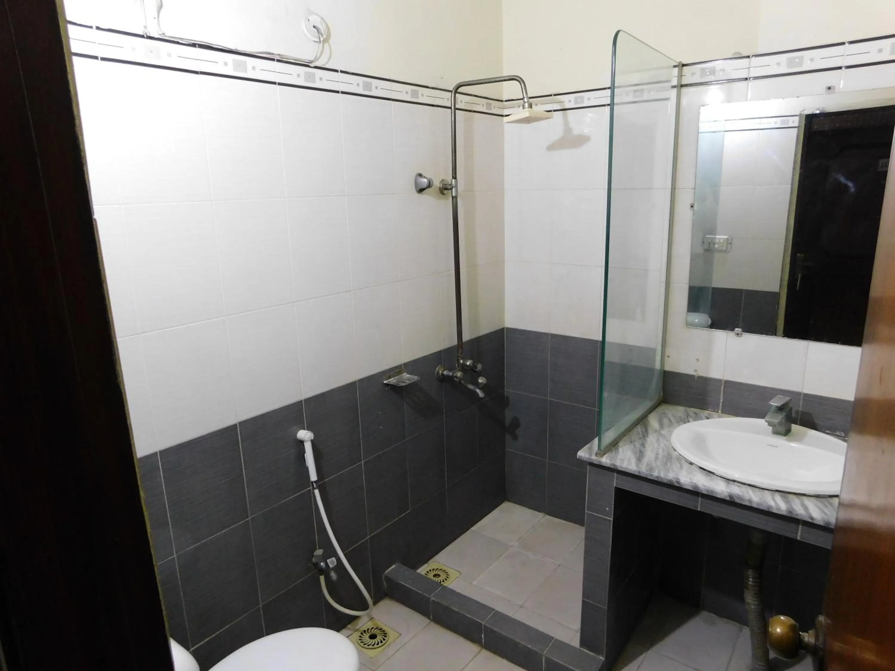 Shower in Hotel Tourist Inn Lahore