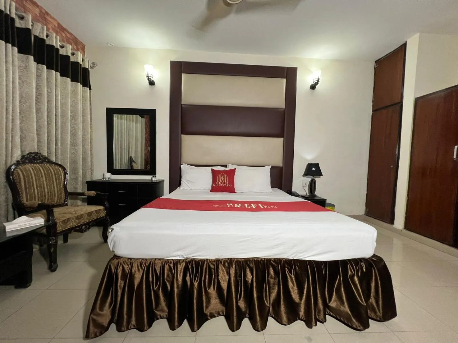 Bed in Hotel Tourist Inn Lahore