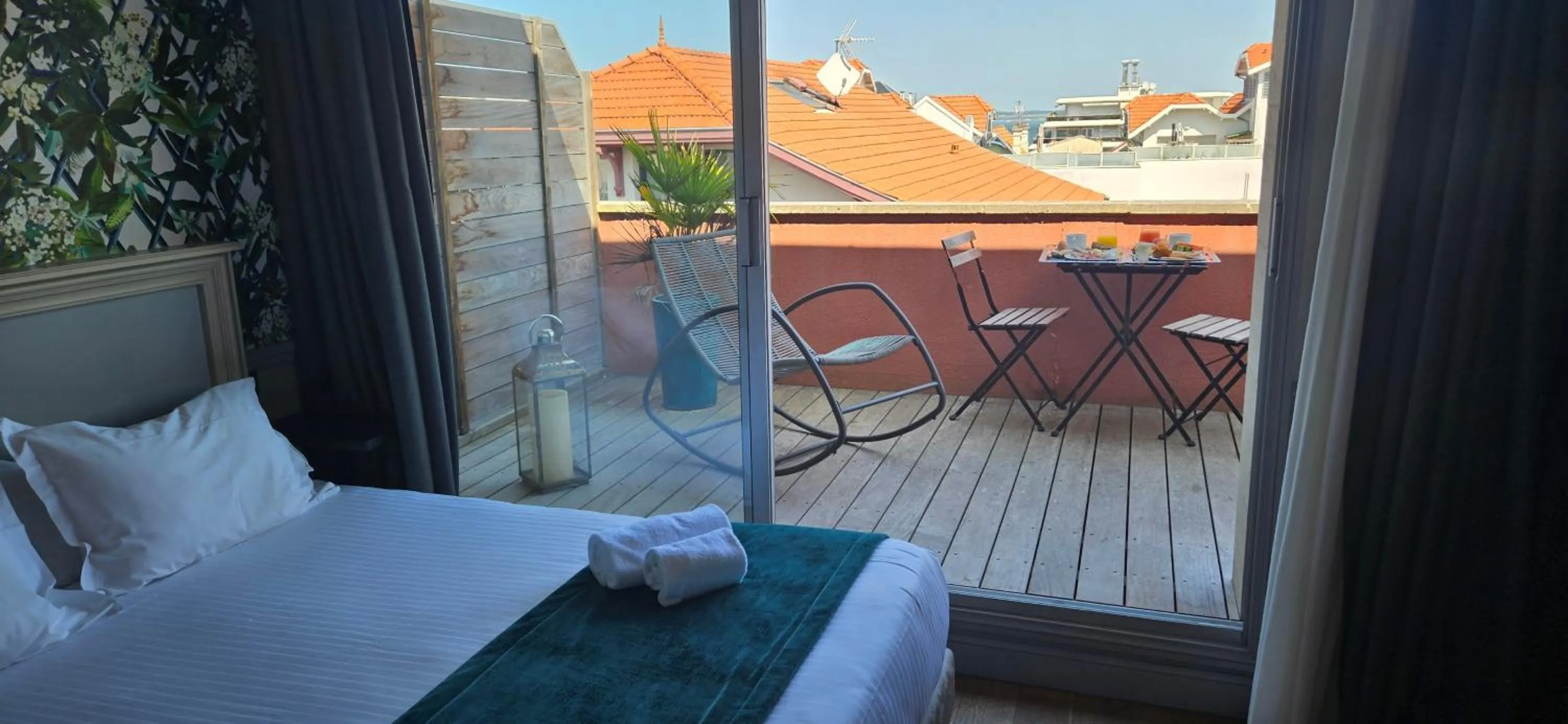 Bedroom, Bed in Hôtel Villa-Lamartine