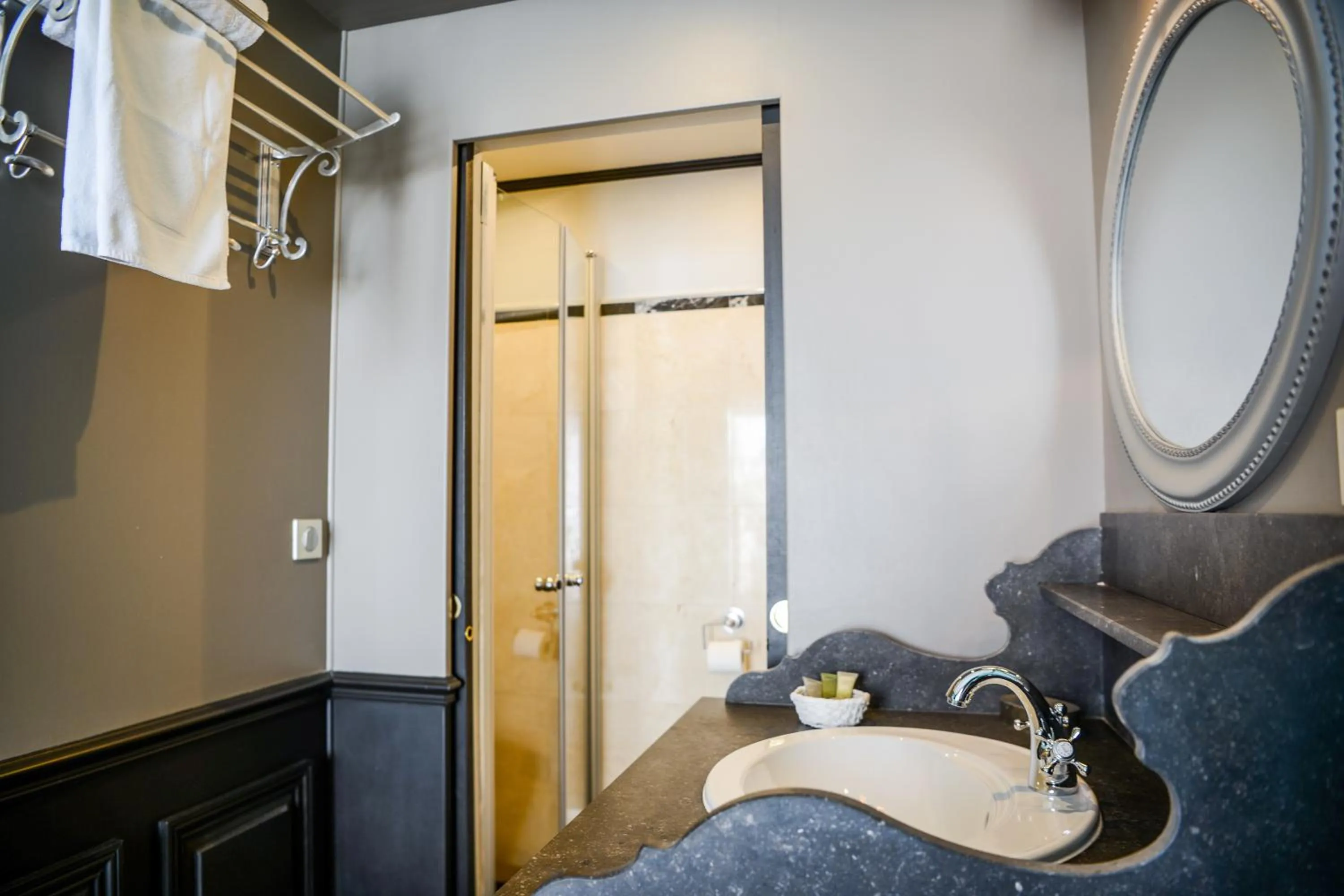 Bathroom in Hôtel Villa-Lamartine