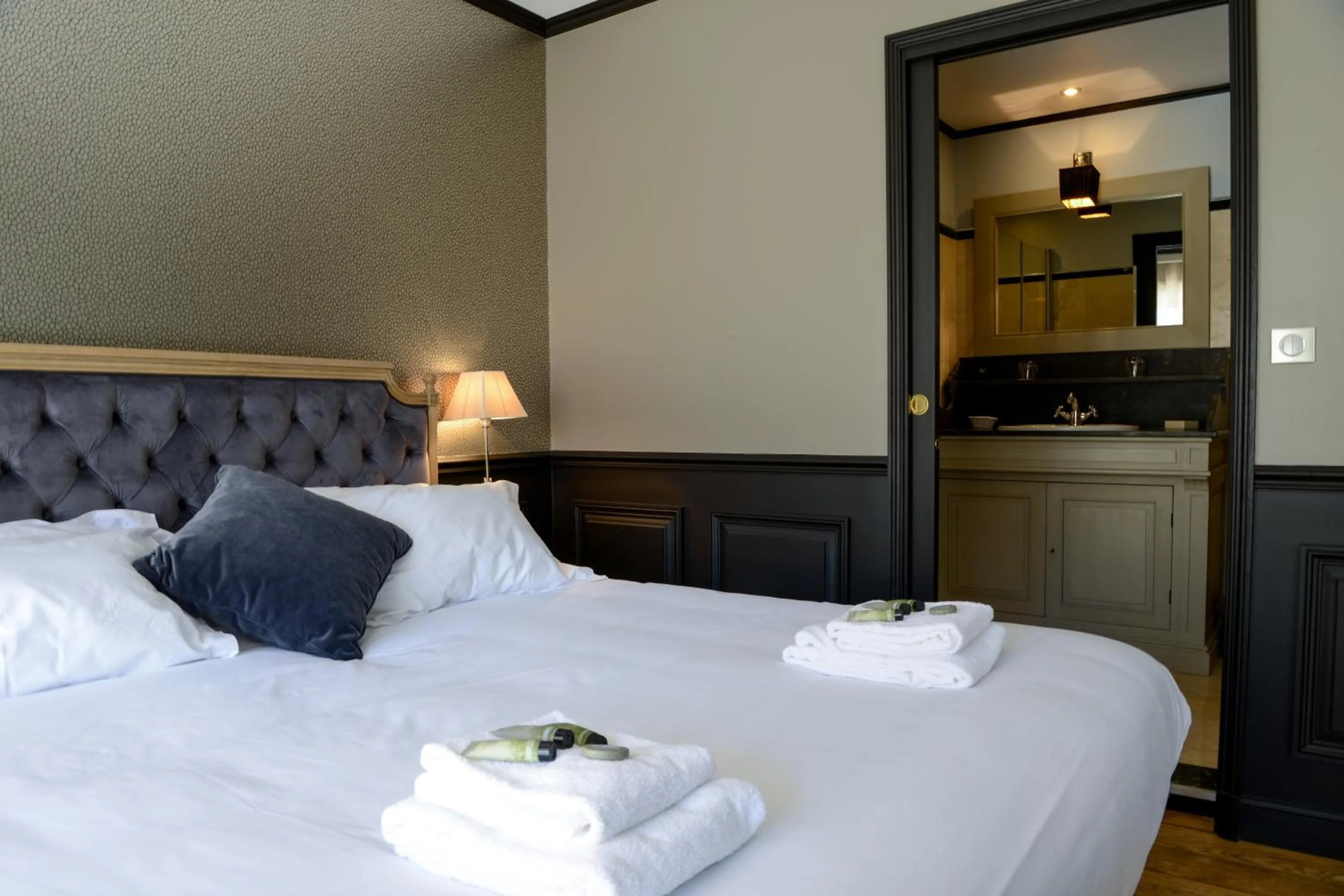 Bathroom, Bed in Hôtel Villa-Lamartine