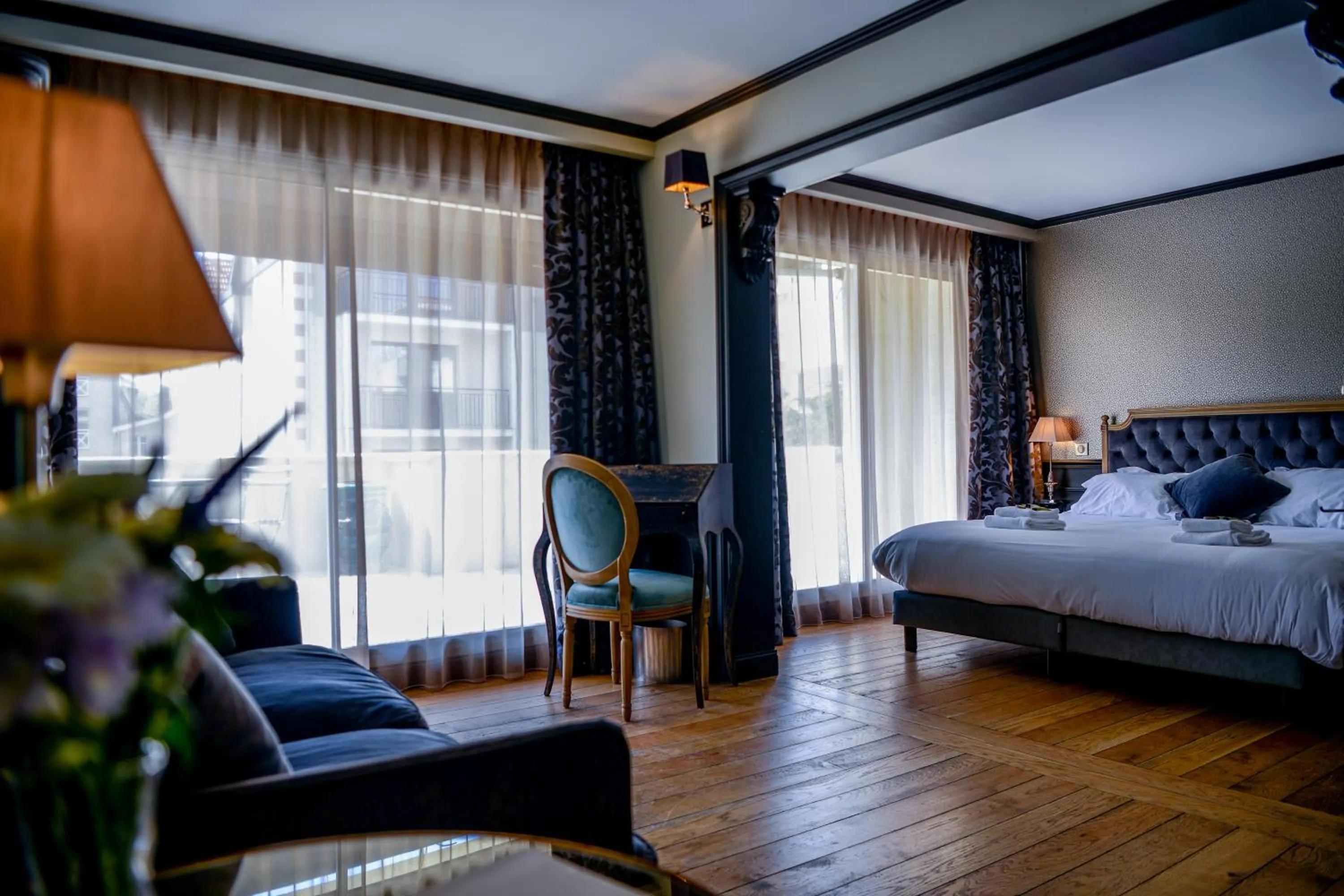 Living room, Bed in Hôtel Villa-Lamartine