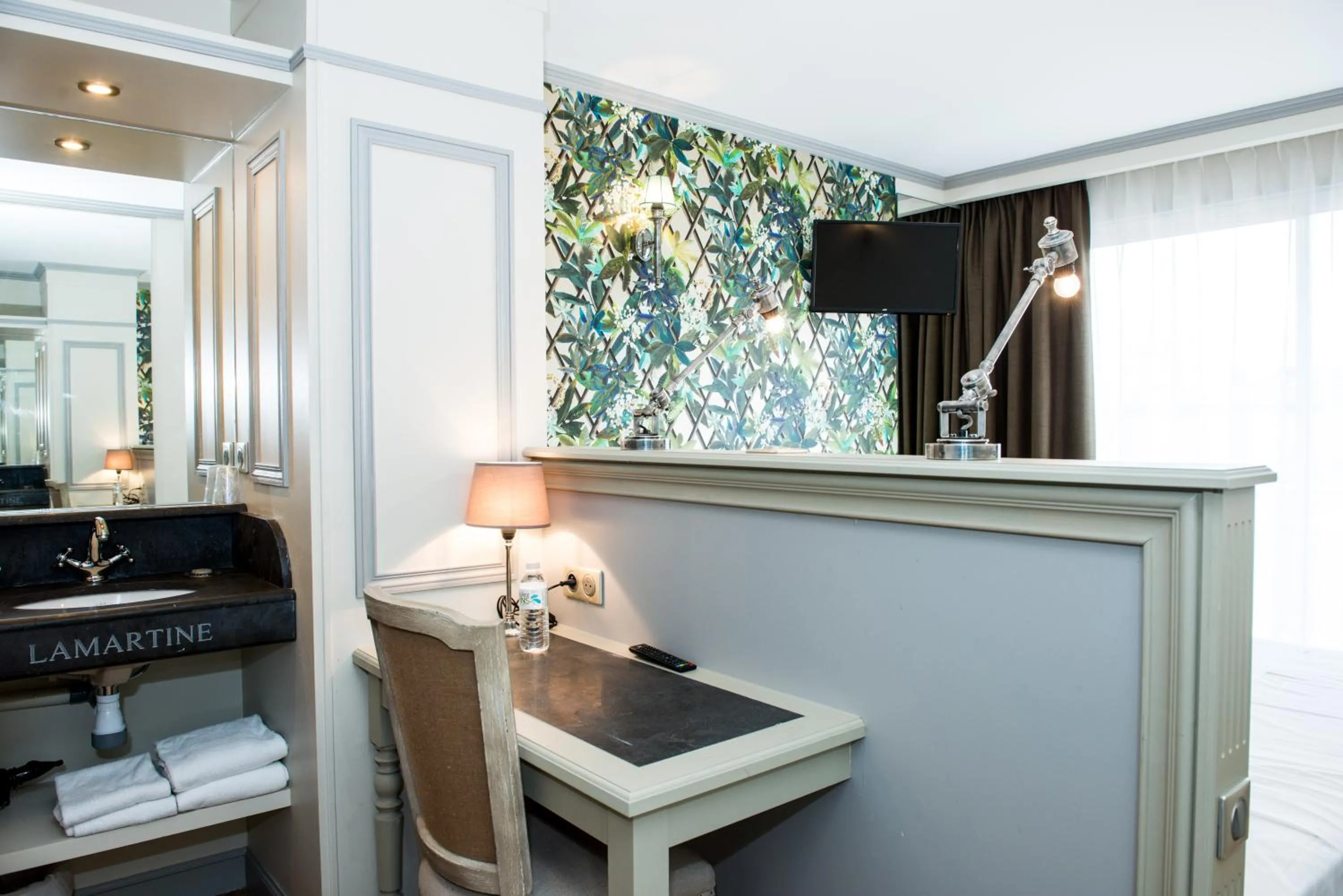 Photo of the whole room in Hôtel Villa-Lamartine