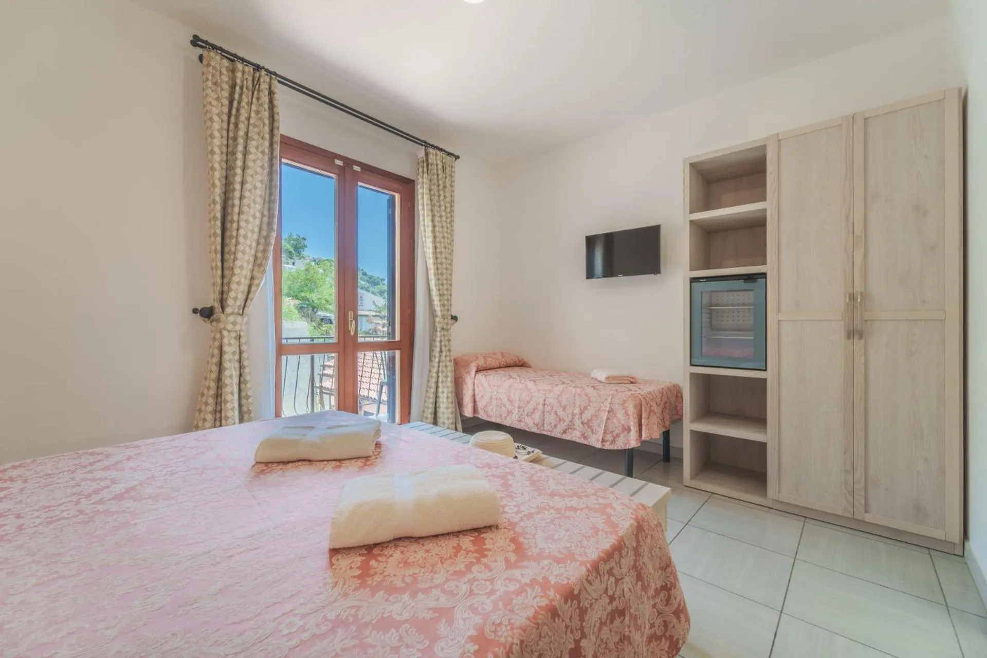 Bedroom, Bed in Hotel Lo Scirocco