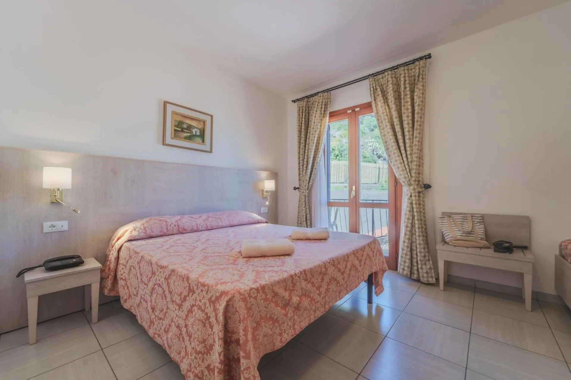 Bedroom, Bed in Hotel Lo Scirocco