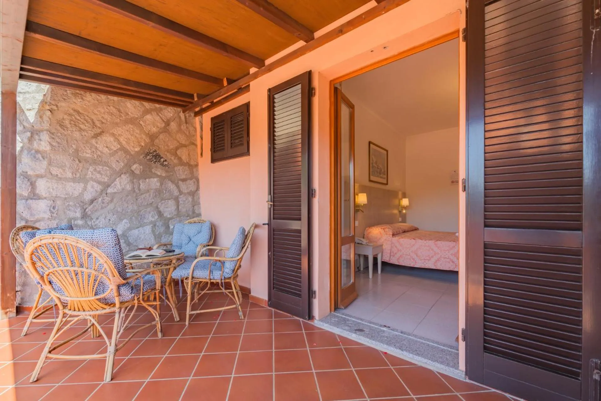 Balcony/Terrace, Bed in Hotel Lo Scirocco