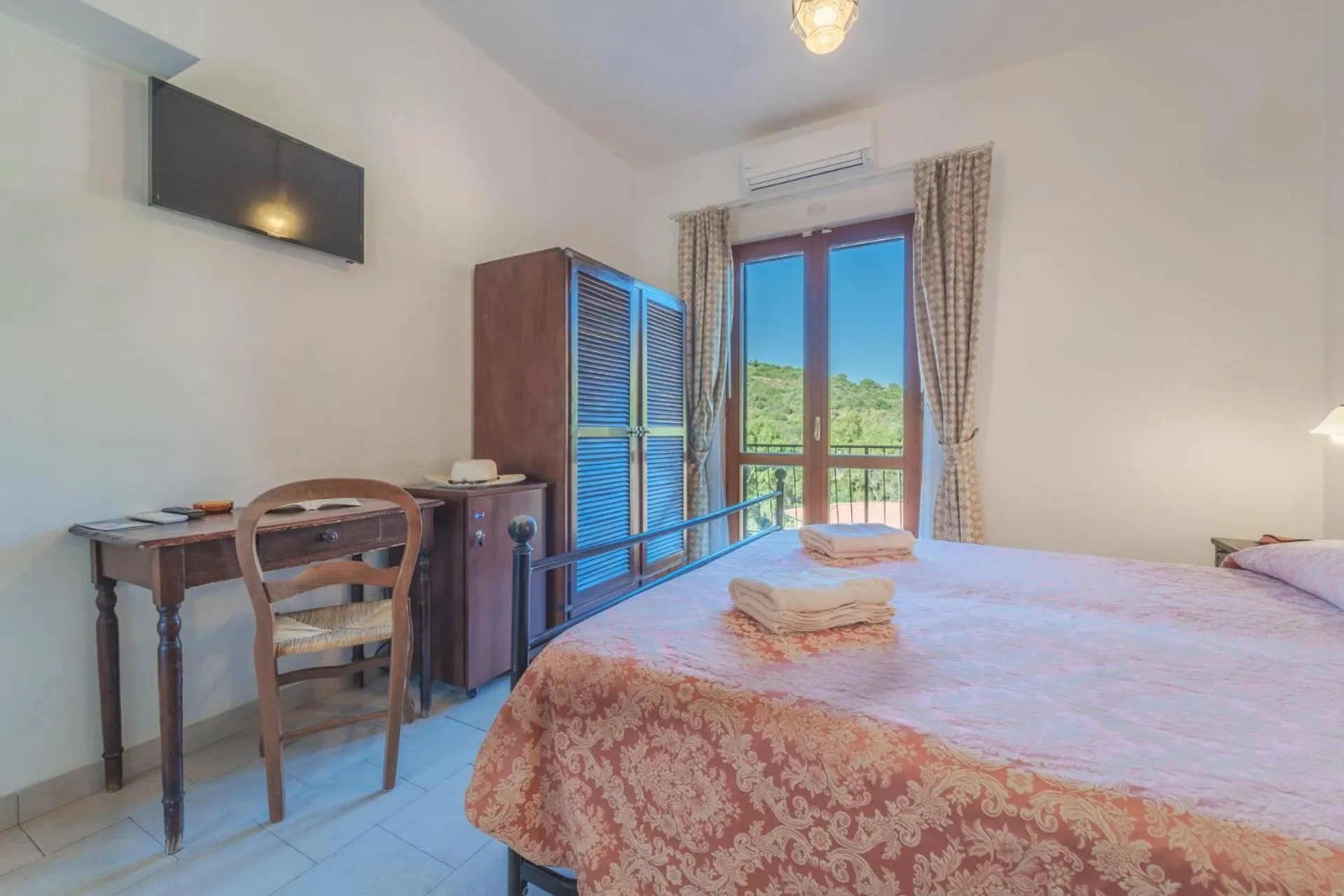 Bedroom, Bed in Hotel Lo Scirocco