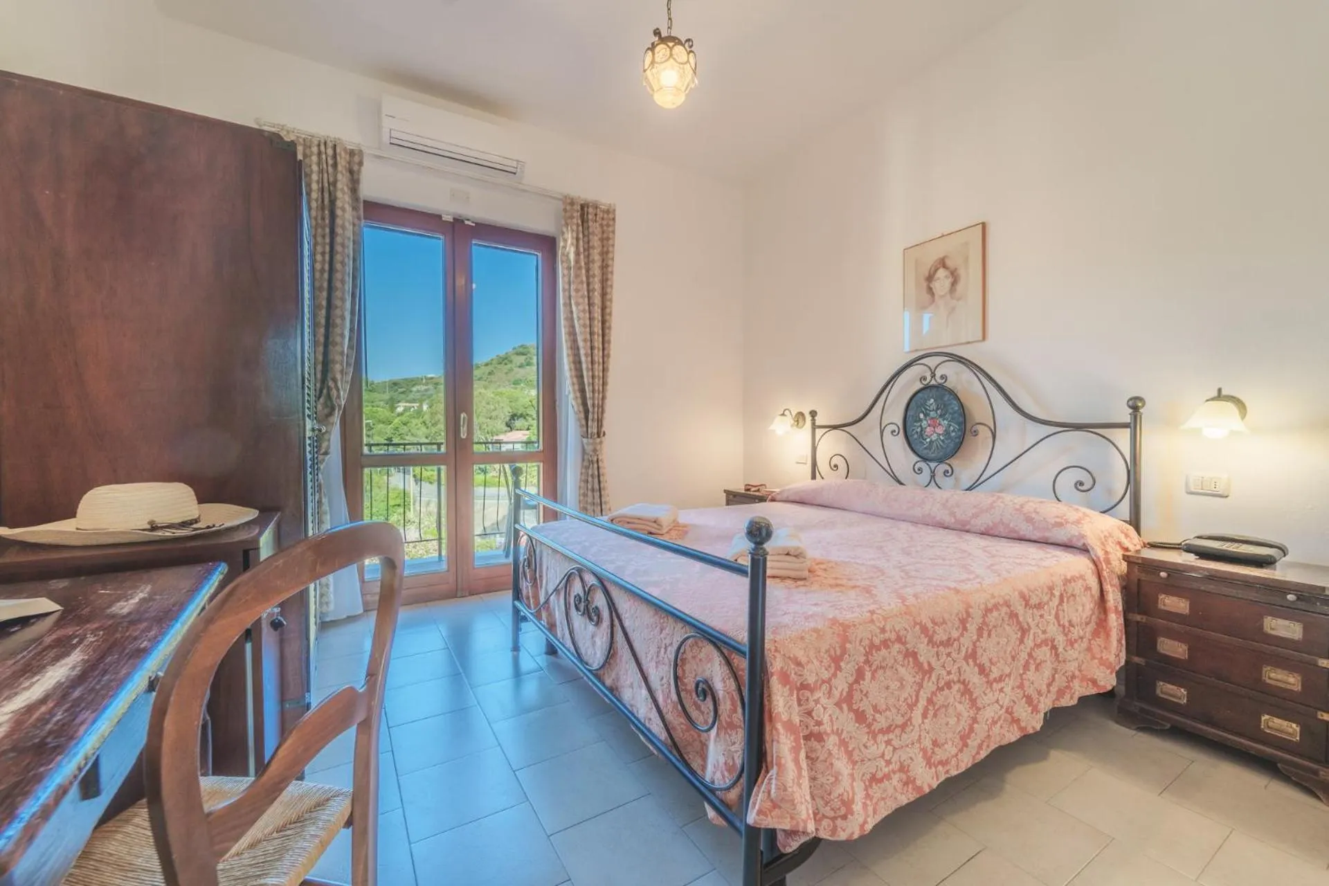 Bedroom, Bed in Hotel Lo Scirocco