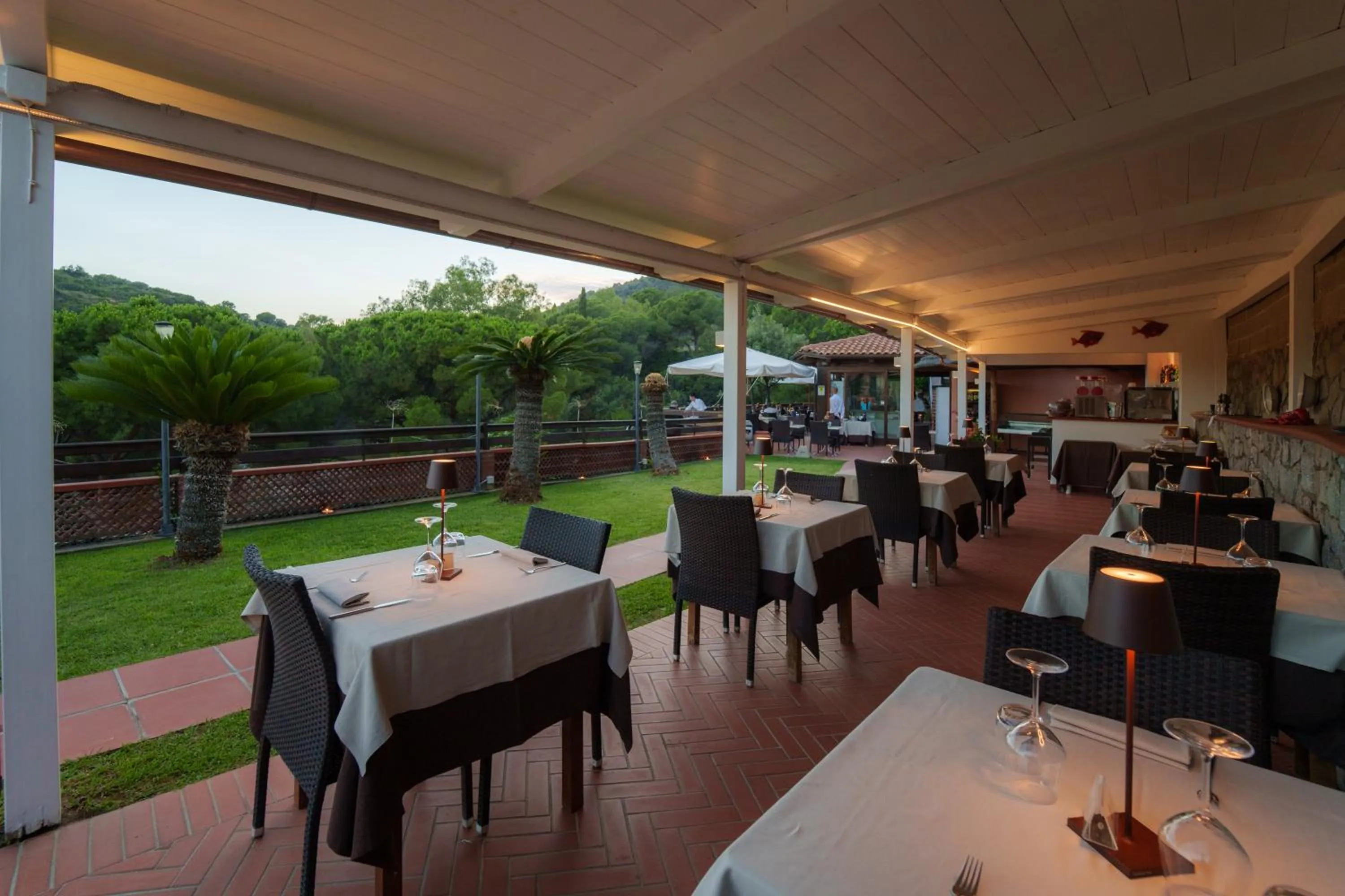 Restaurant/places to eat in Hotel Lo Scirocco