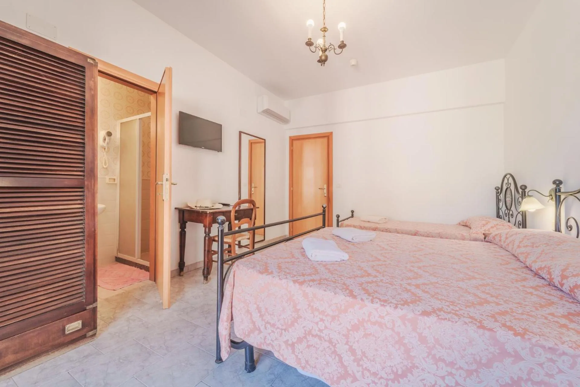 Bedroom, Bed in Hotel Lo Scirocco