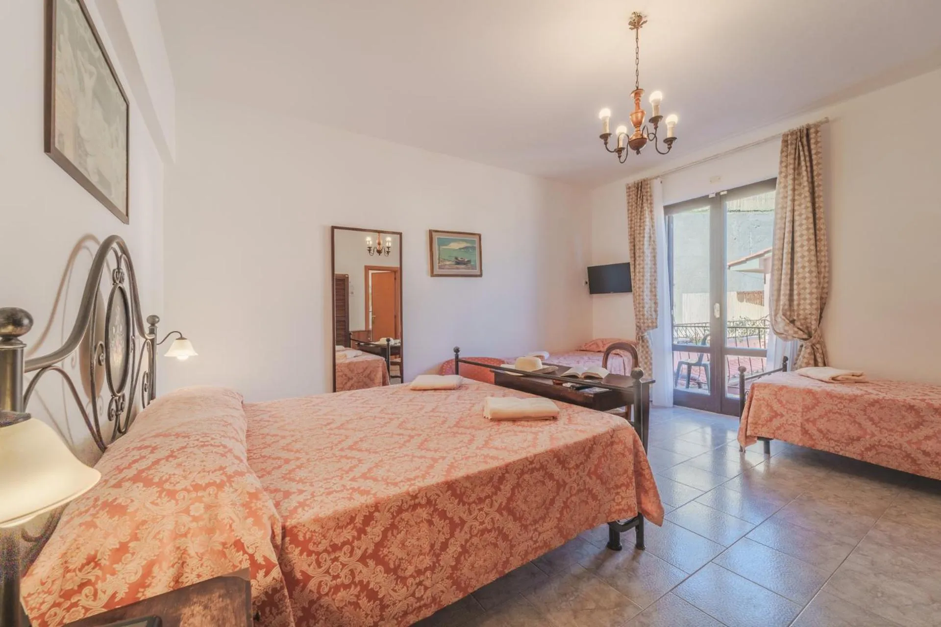 Bedroom, Bed in Hotel Lo Scirocco