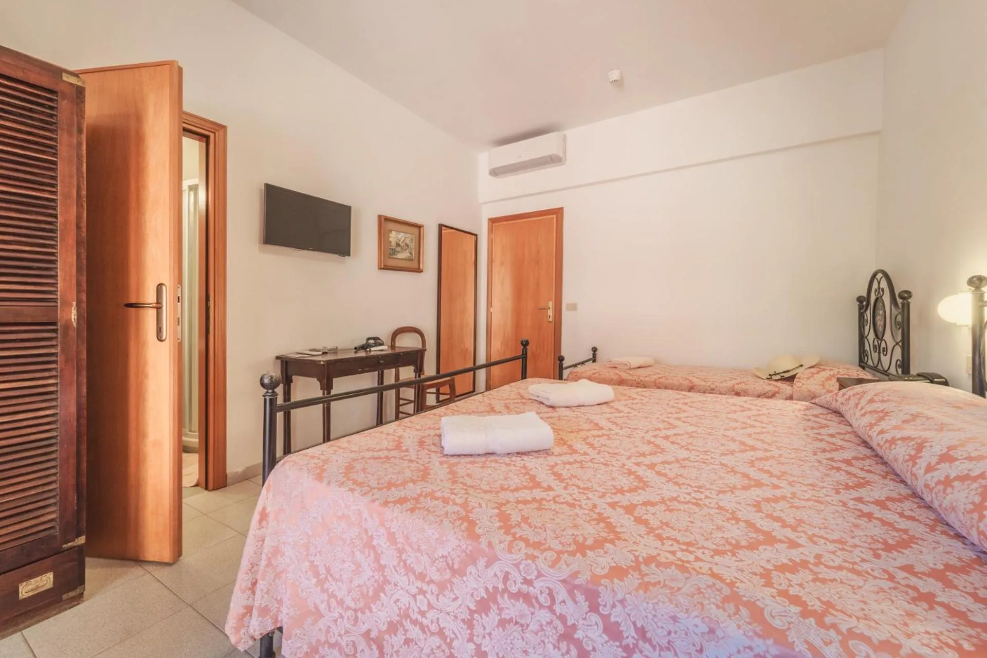 Bedroom, Bed in Hotel Lo Scirocco