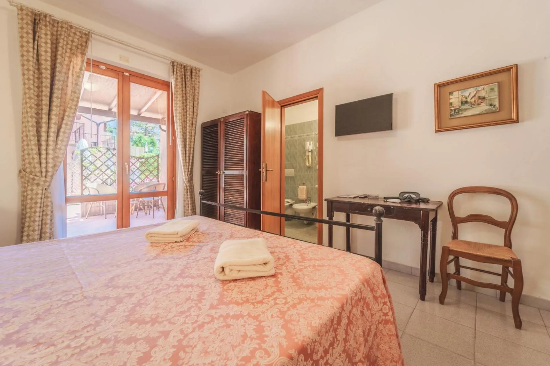 Bedroom, Bed in Hotel Lo Scirocco