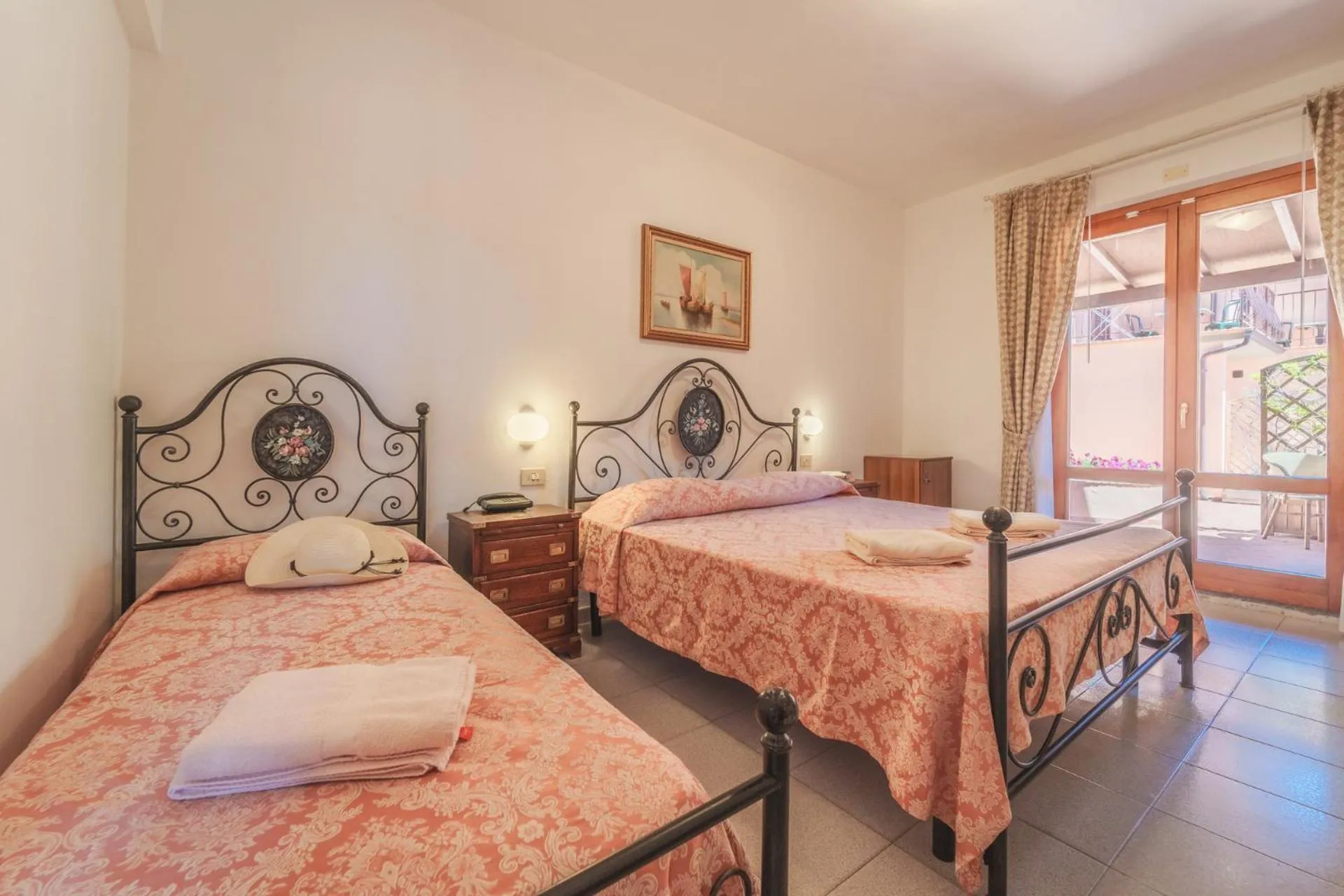 Bedroom, Bed in Hotel Lo Scirocco