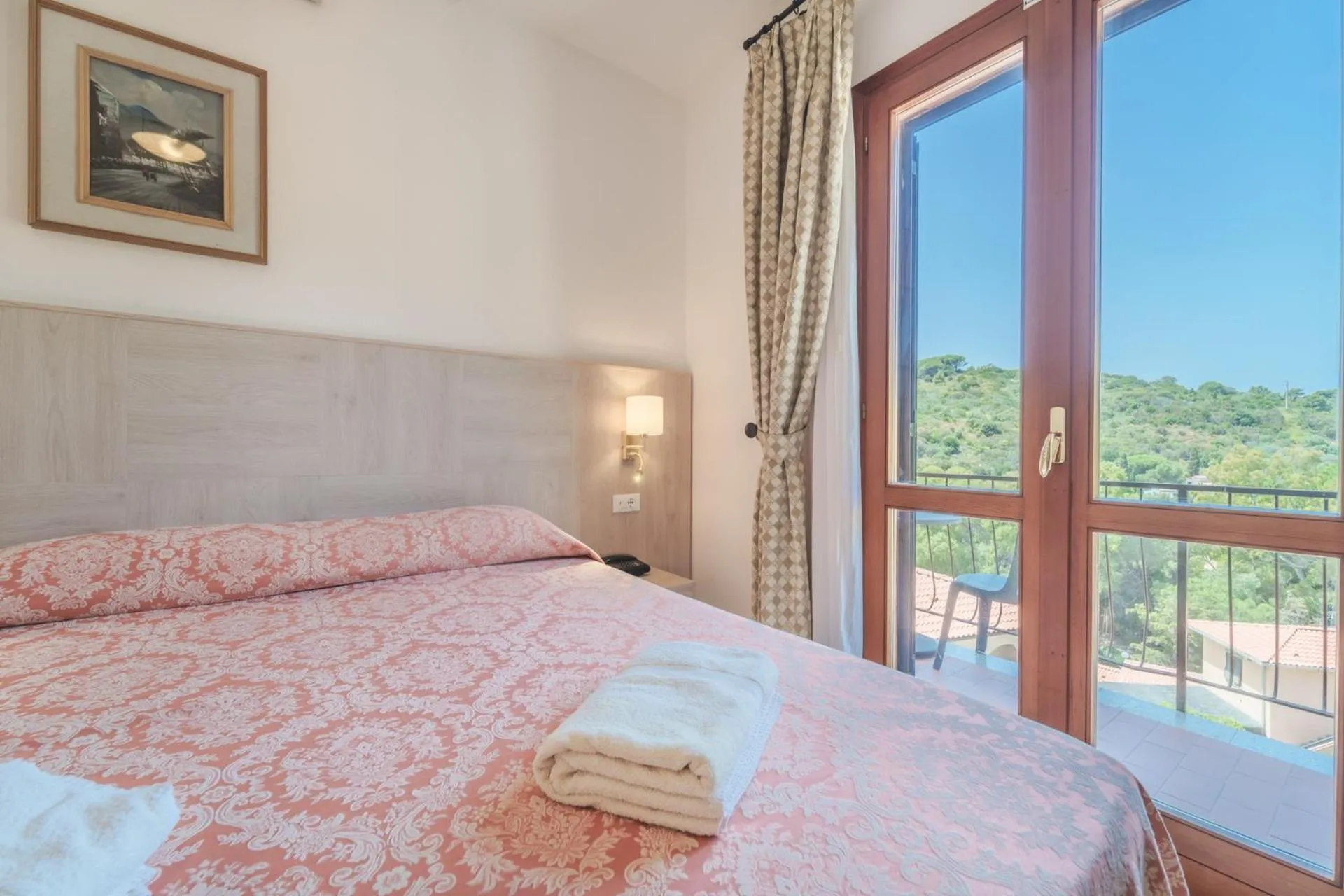 View (from property/room), Bed in Hotel Lo Scirocco