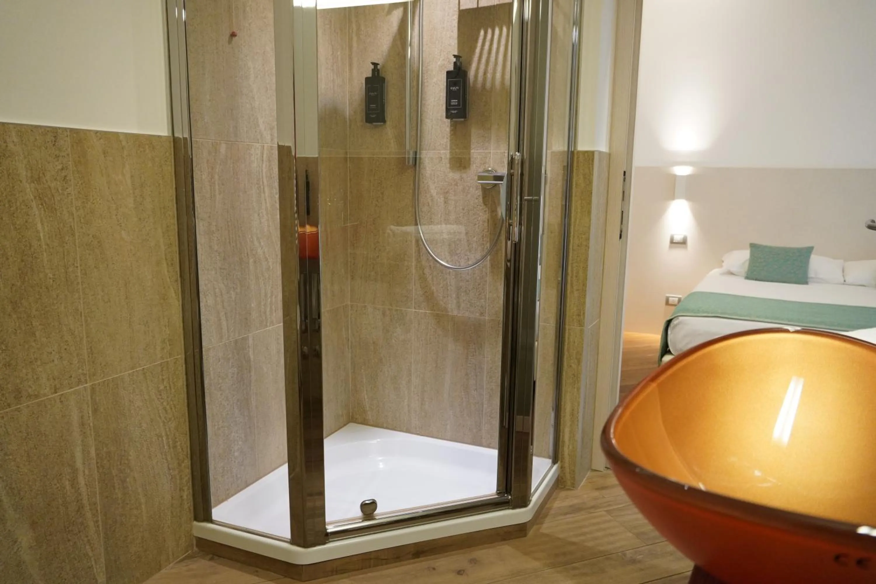 Shower, Bed in Hotel Ponti