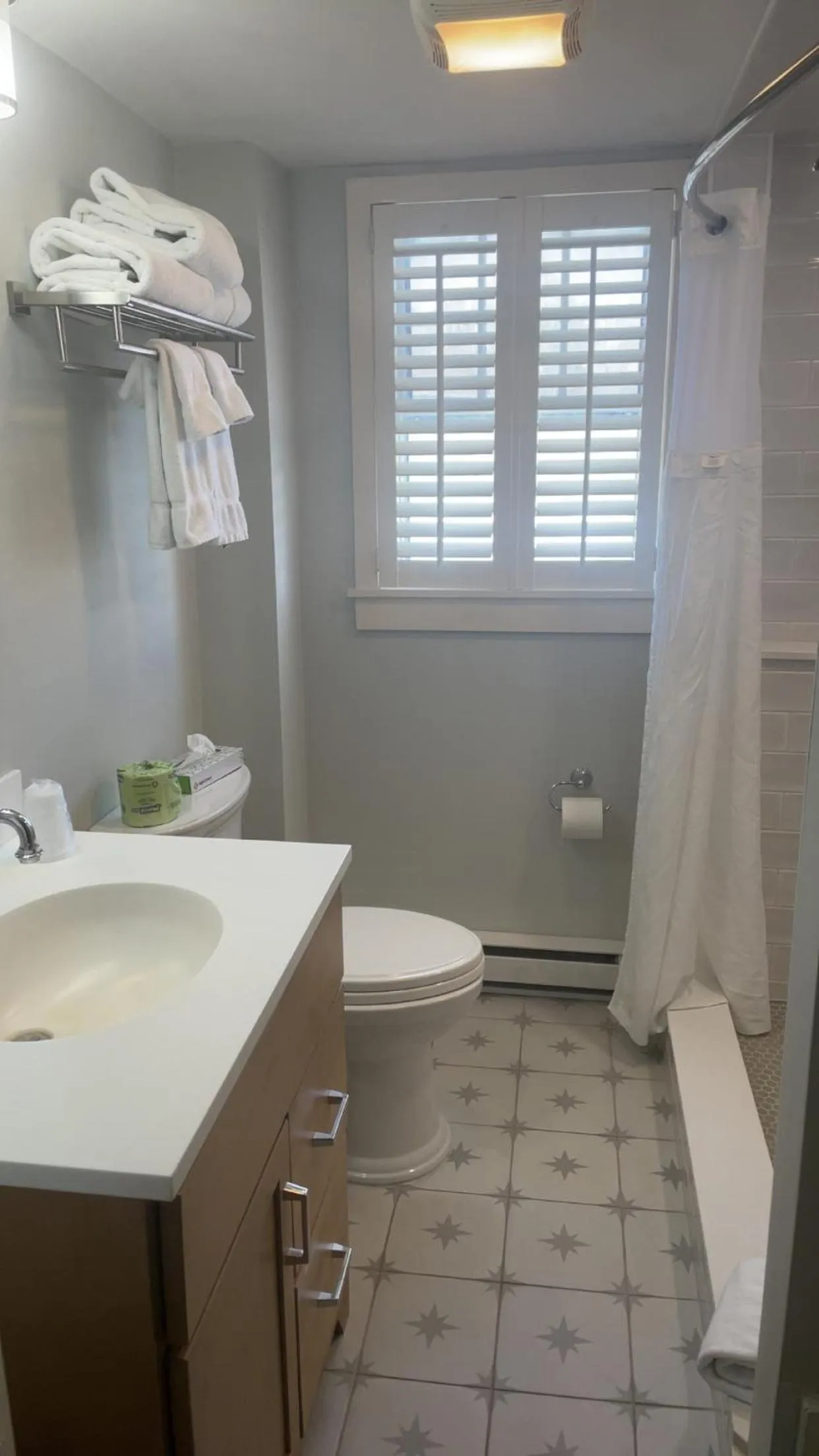 Shower in The Historic General Stanton Inn