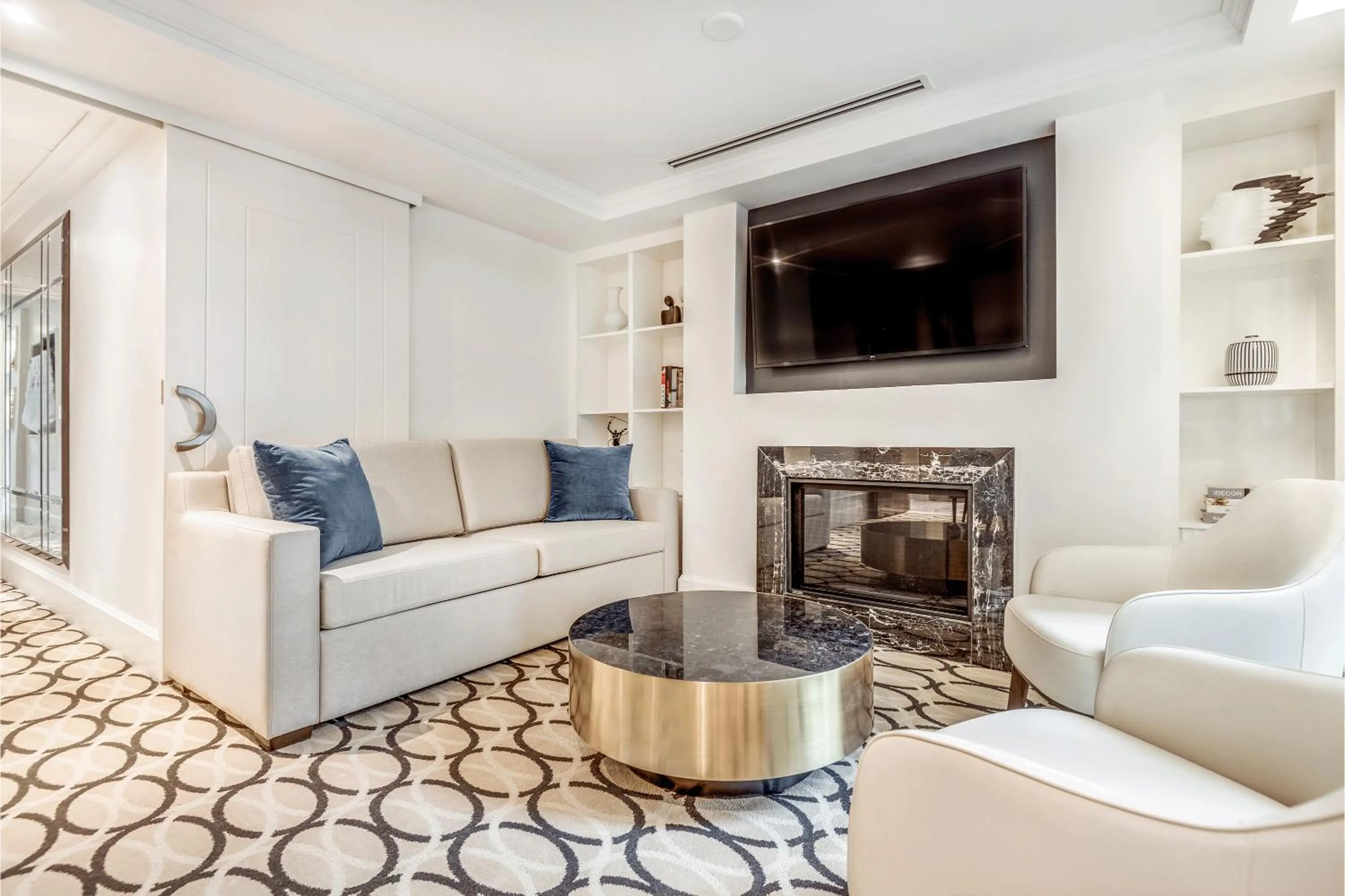 TV and multimedia in AZUR Legacy Collection Hotel