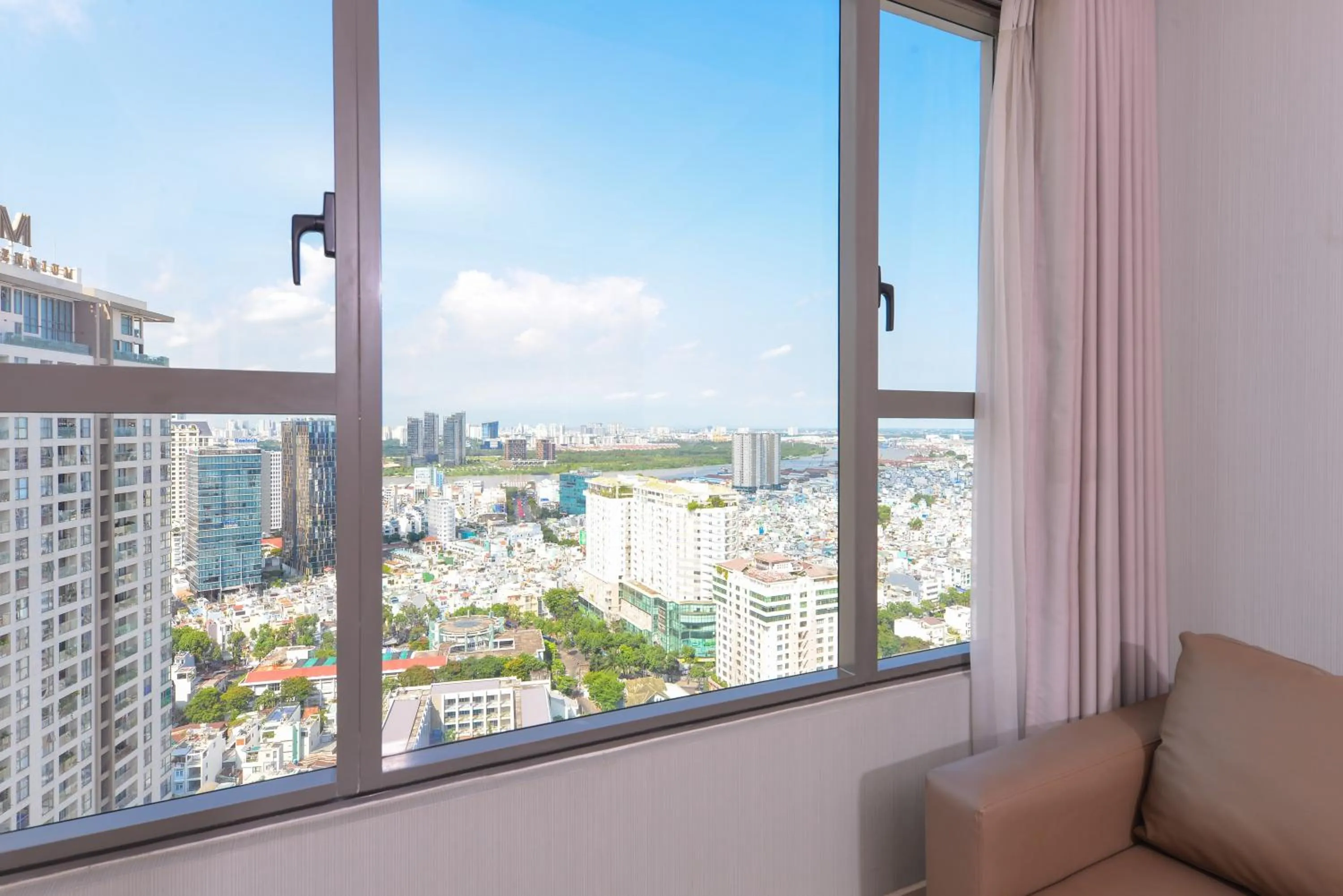 YO's Homes Rivergate Apartment Infinity Pool Near District 1