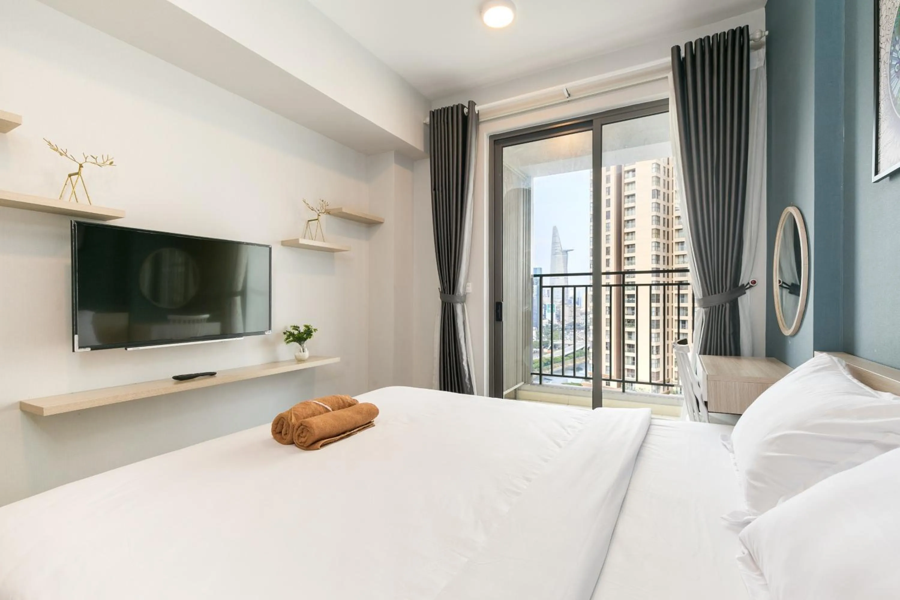 Bed in YO's Homes Rivergate Apartment Infinity Pool Near District 1