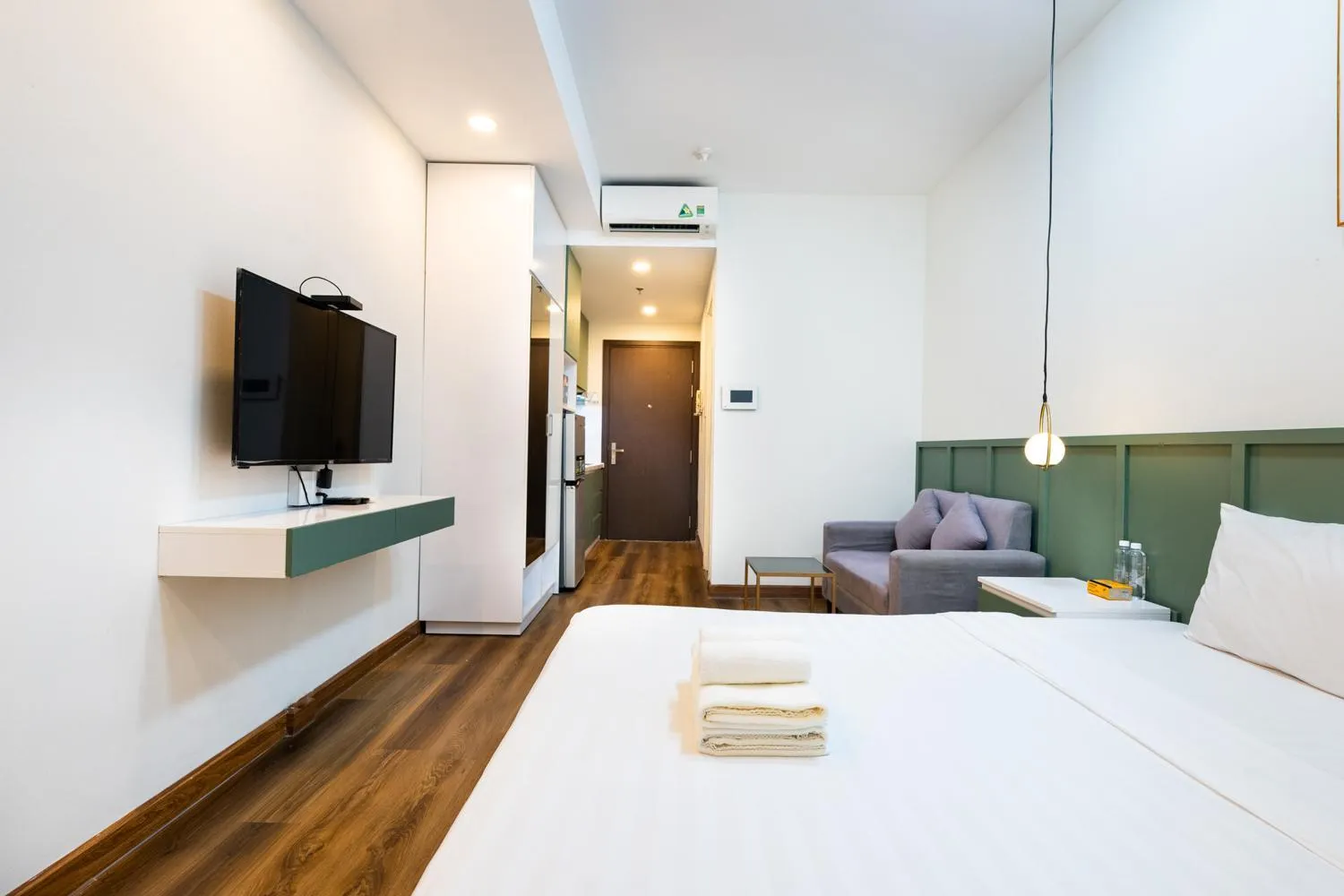 Bed in YO's Homes Rivergate Apartment Infinity Pool Near District 1