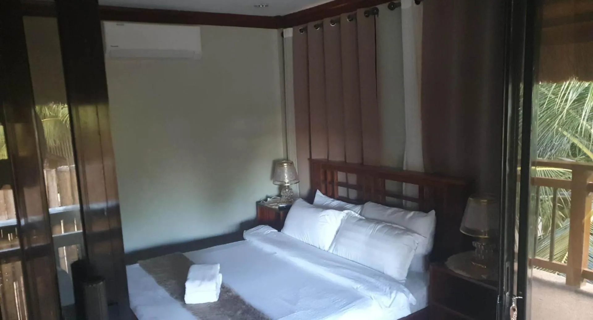 Bed in birdwatchers beachfront hotel panglao