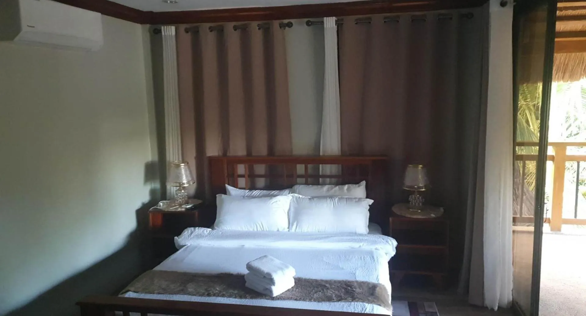 Bed in birdwatchers beachfront hotel panglao