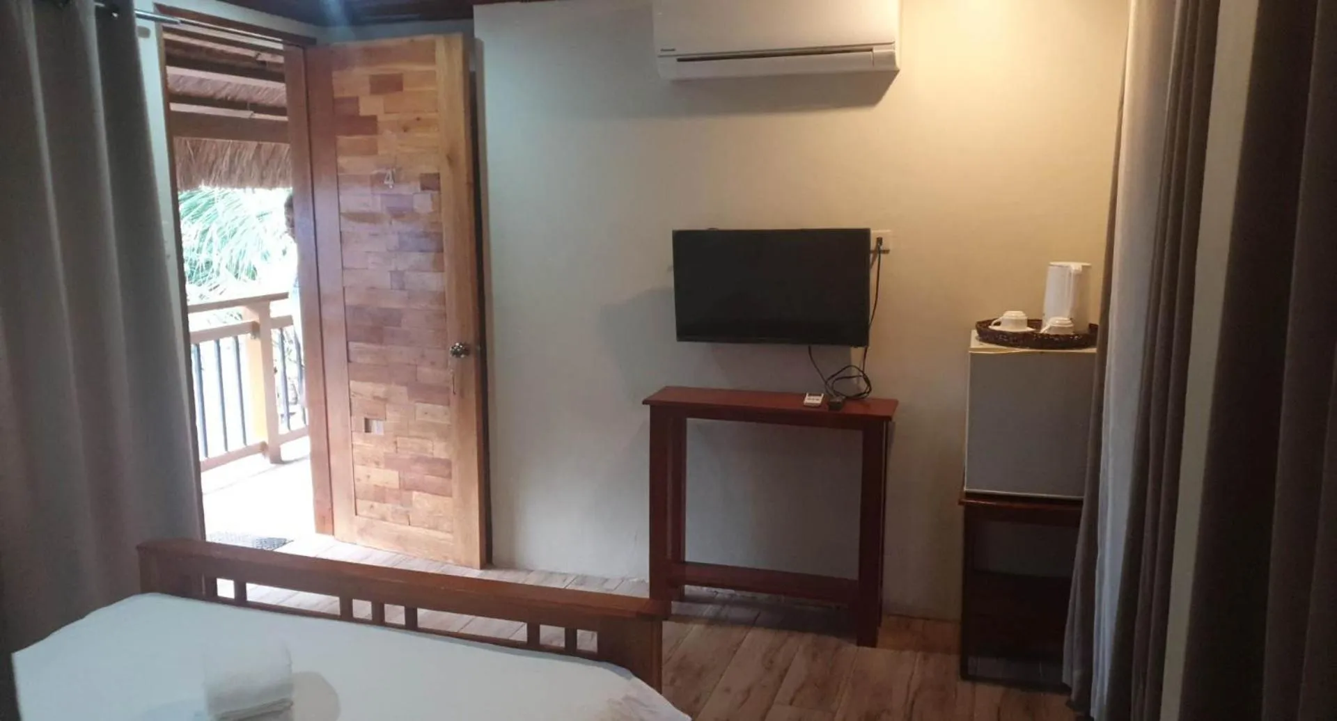 TV and multimedia, Bed in birdwatchers beachfront hotel panglao