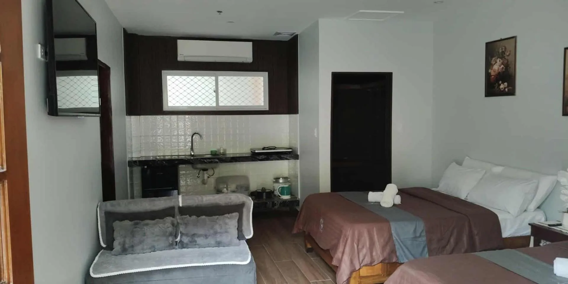 Bed in birdwatchers beachfront hotel panglao