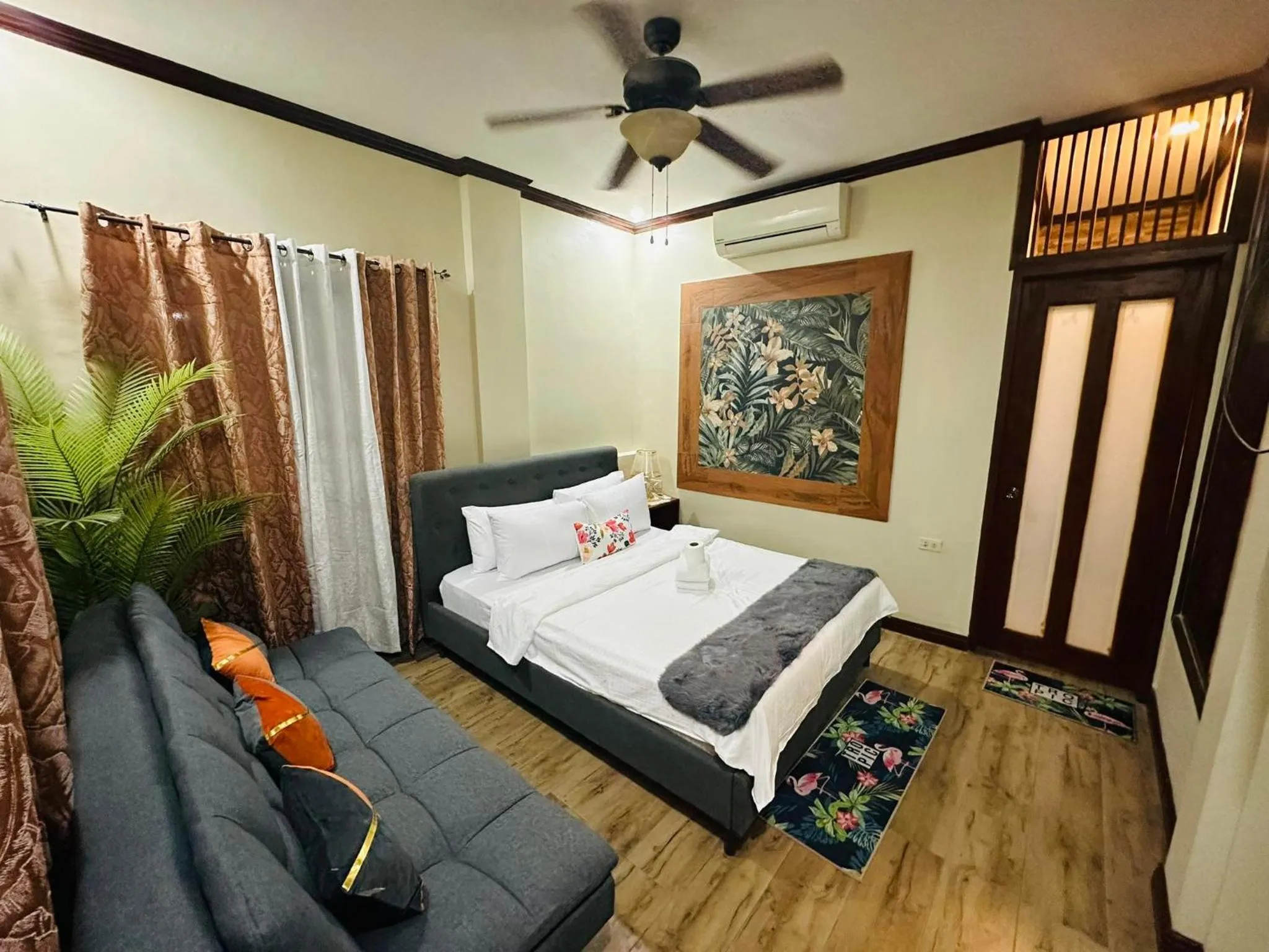 Photo of the whole room, Bed in birdwatchers beachfront hotel panglao