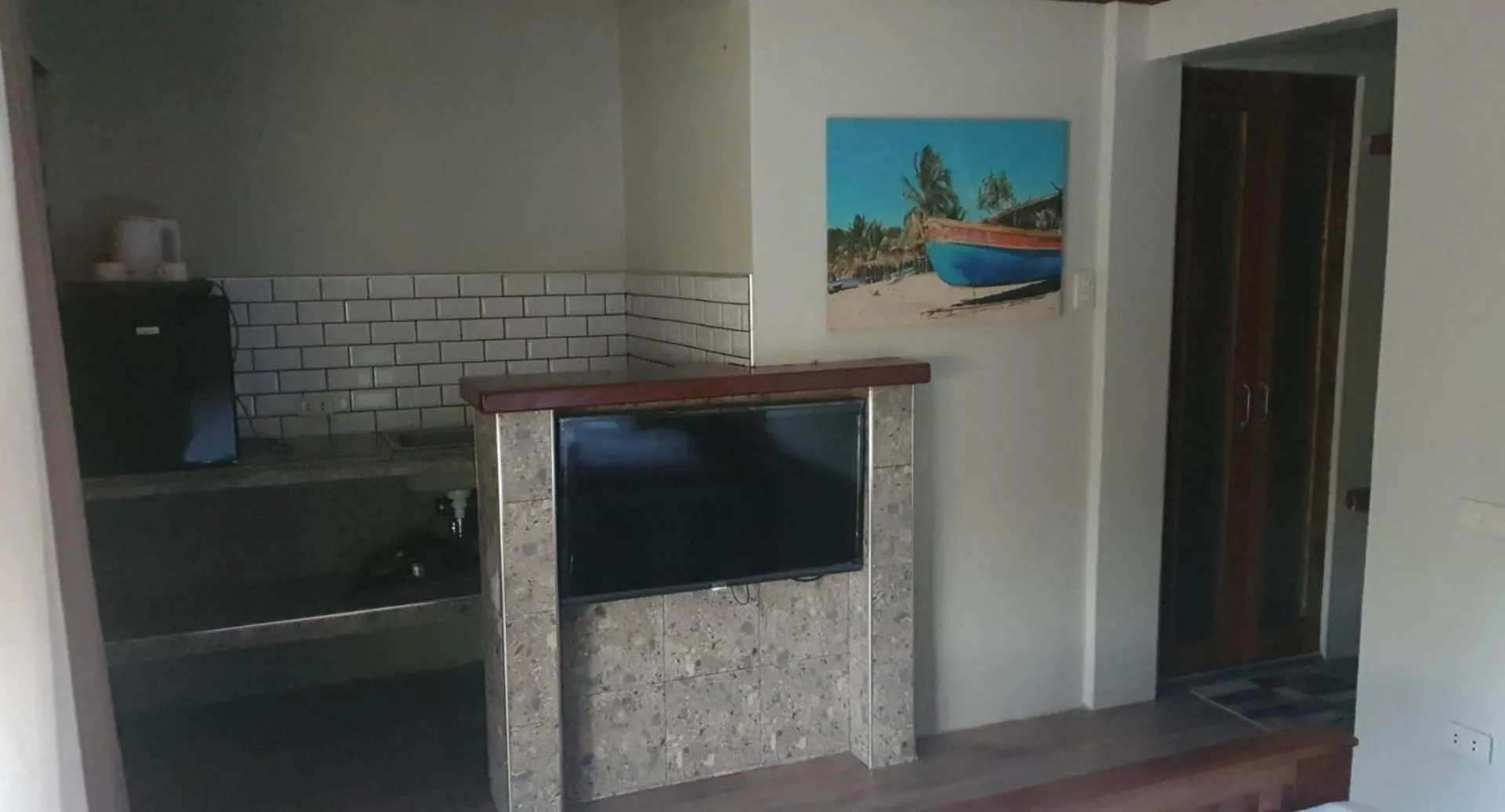 TV and multimedia in birdwatchers beachfront hotel panglao