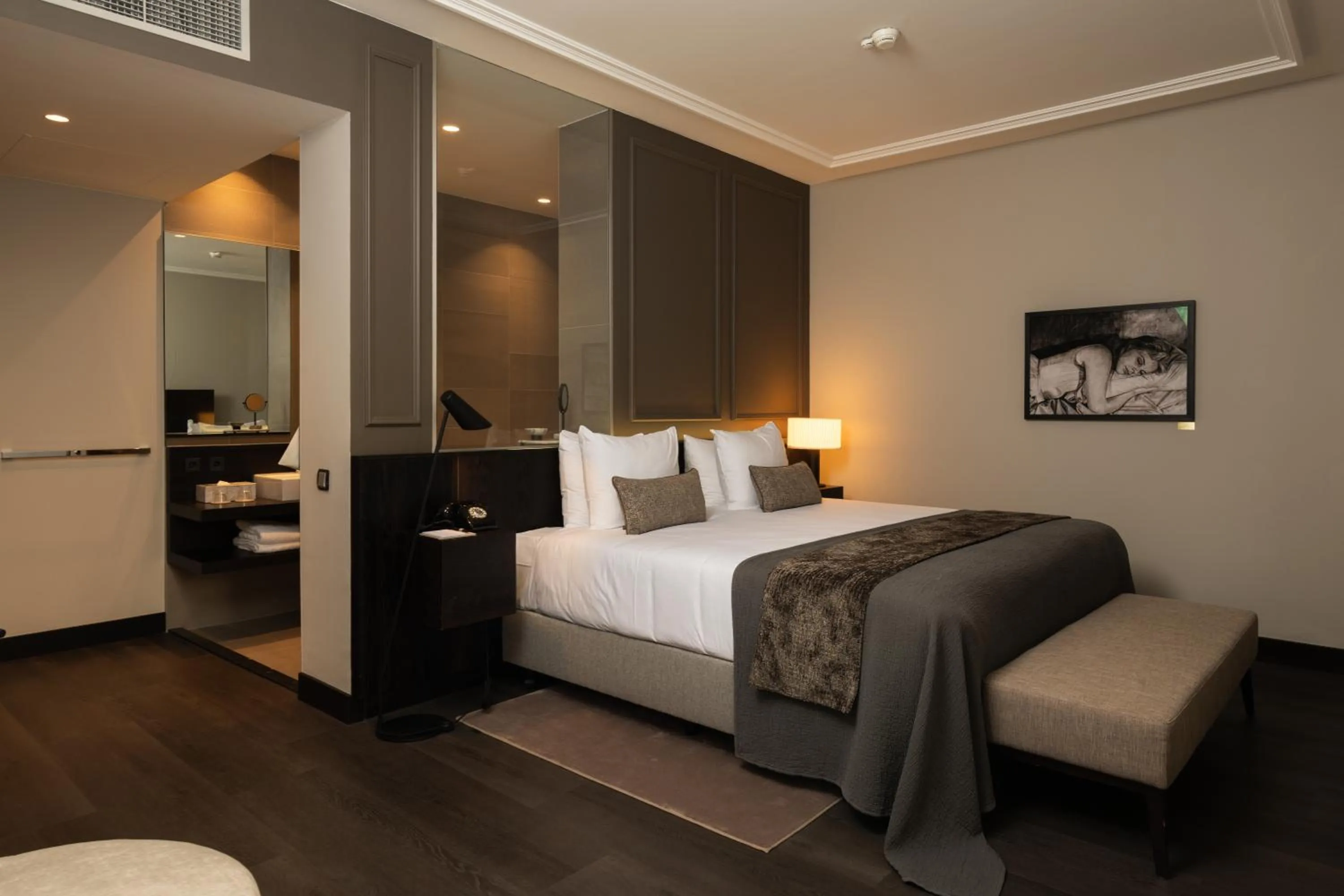 Bathroom, Bed in BEAUMONT Maastricht