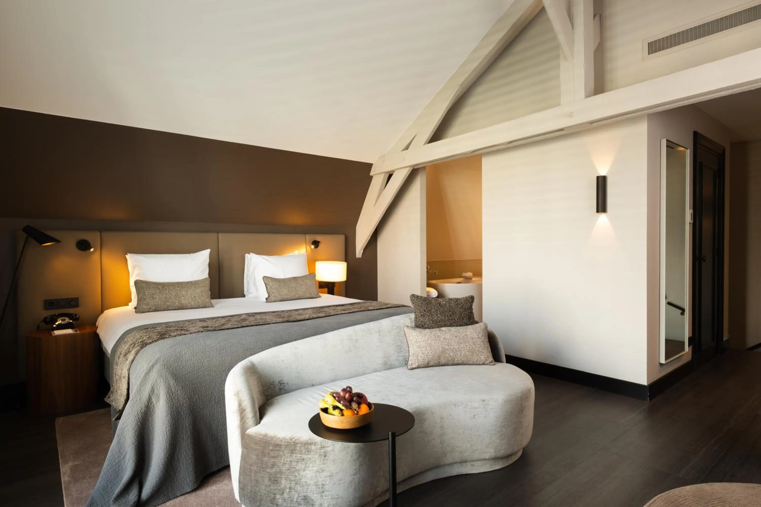 Bathroom, Bed in BEAUMONT Maastricht