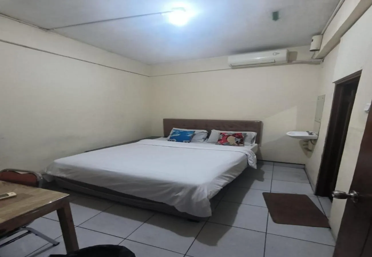 Bedroom, Bed in Hotel Cemara Gading