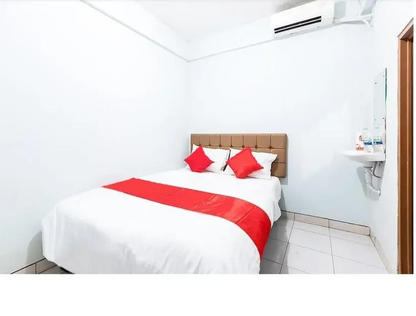 Bedroom, Bed in Hotel Cemara Gading