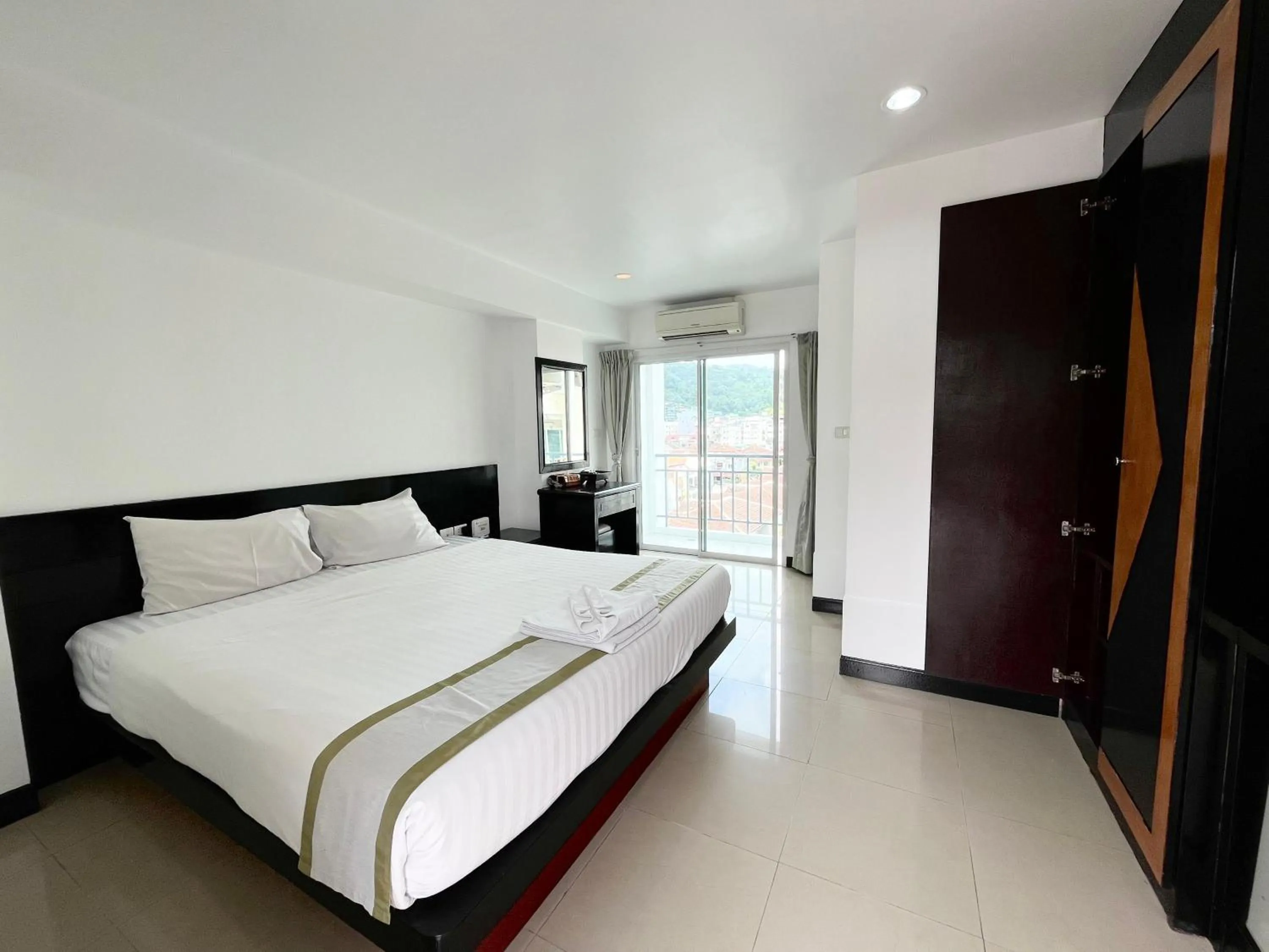 wardrobe, Bed in Cocoon APK Resort & Spa