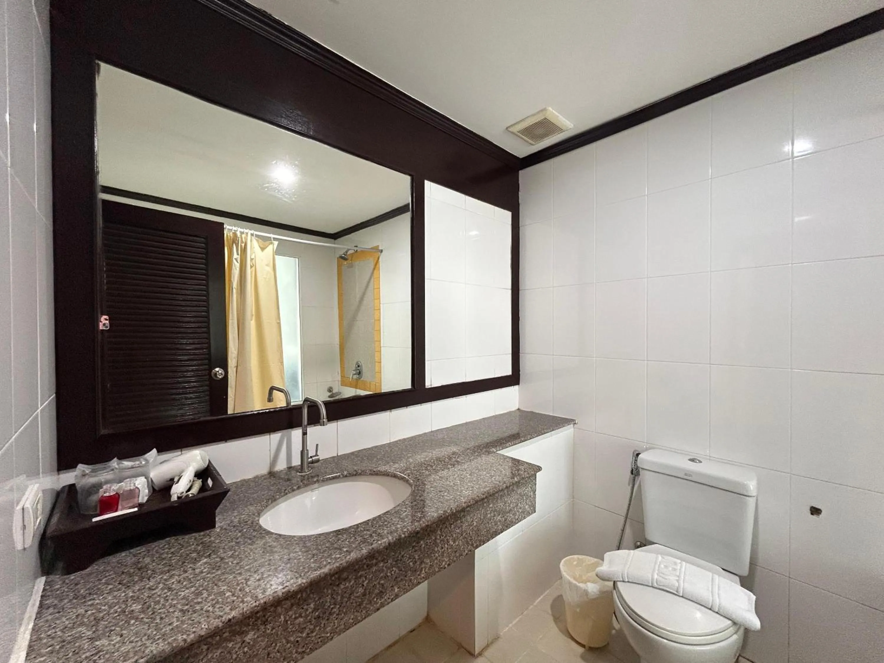 Toilet in Cocoon APK Resort & Spa