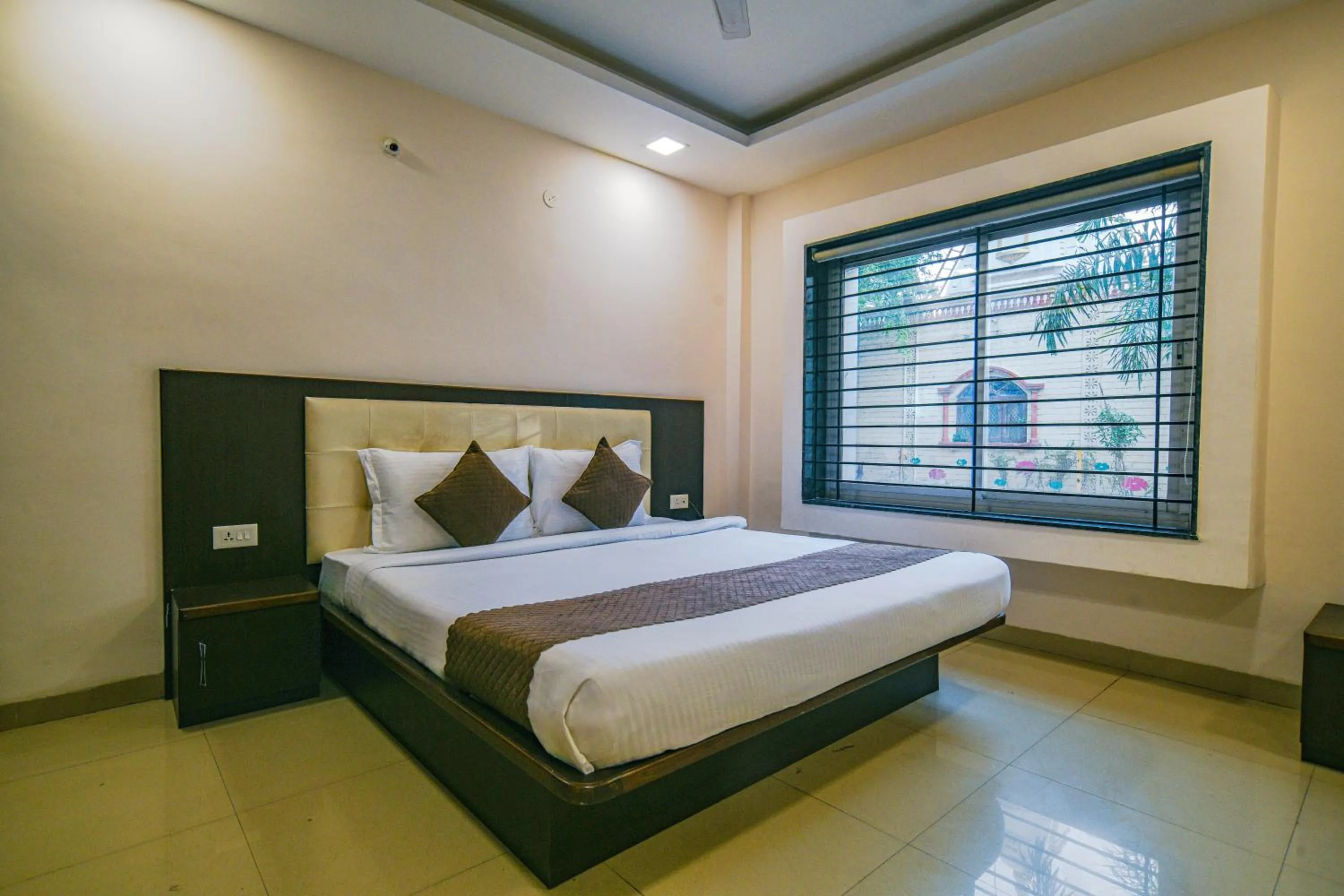 Bed in Hotel Shri Ramkrishna Bagh Palace by M Square