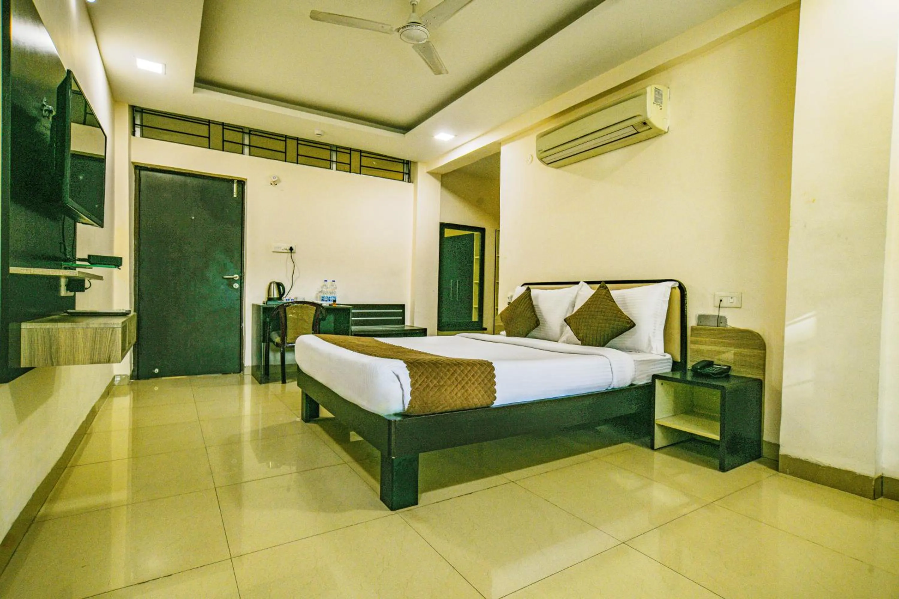 Bed in Hotel Shri Ramkrishna Bagh Palace by M Square