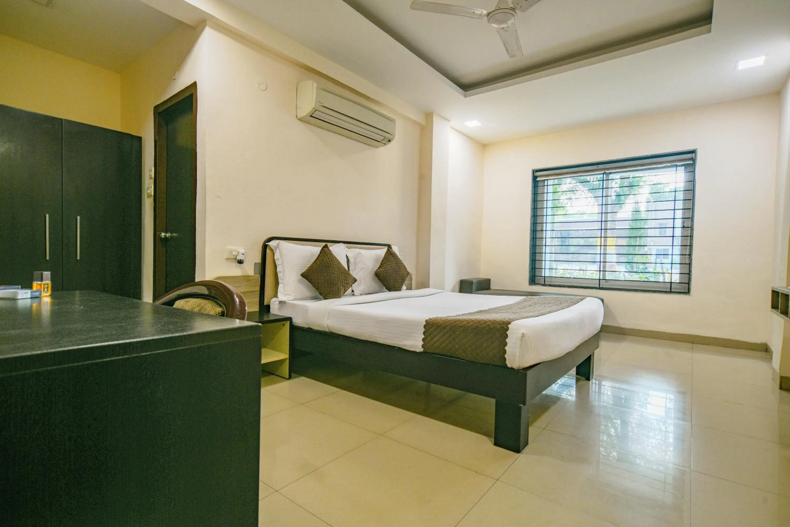 Bed in Hotel Shri Ramkrishna Bagh Palace by M Square