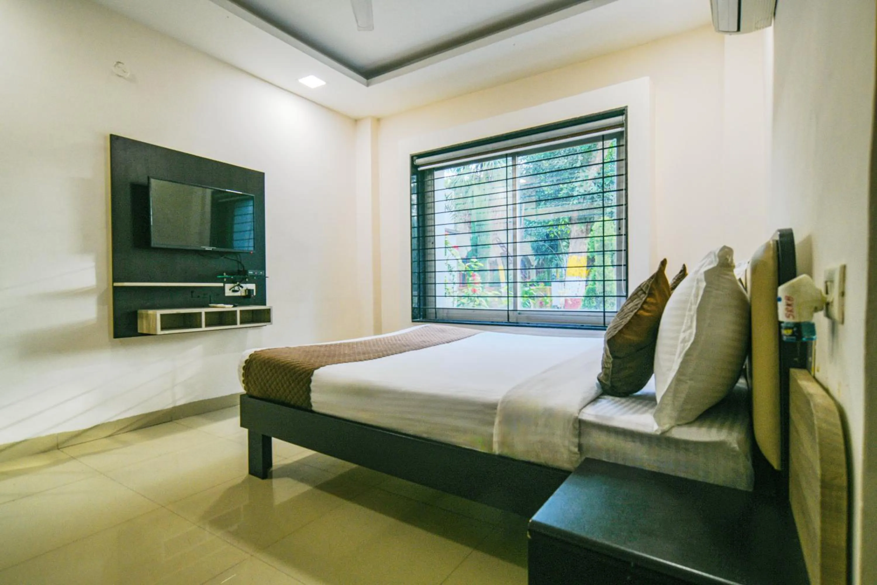 Bed in Hotel Shri Ramkrishna Bagh Palace by M Square