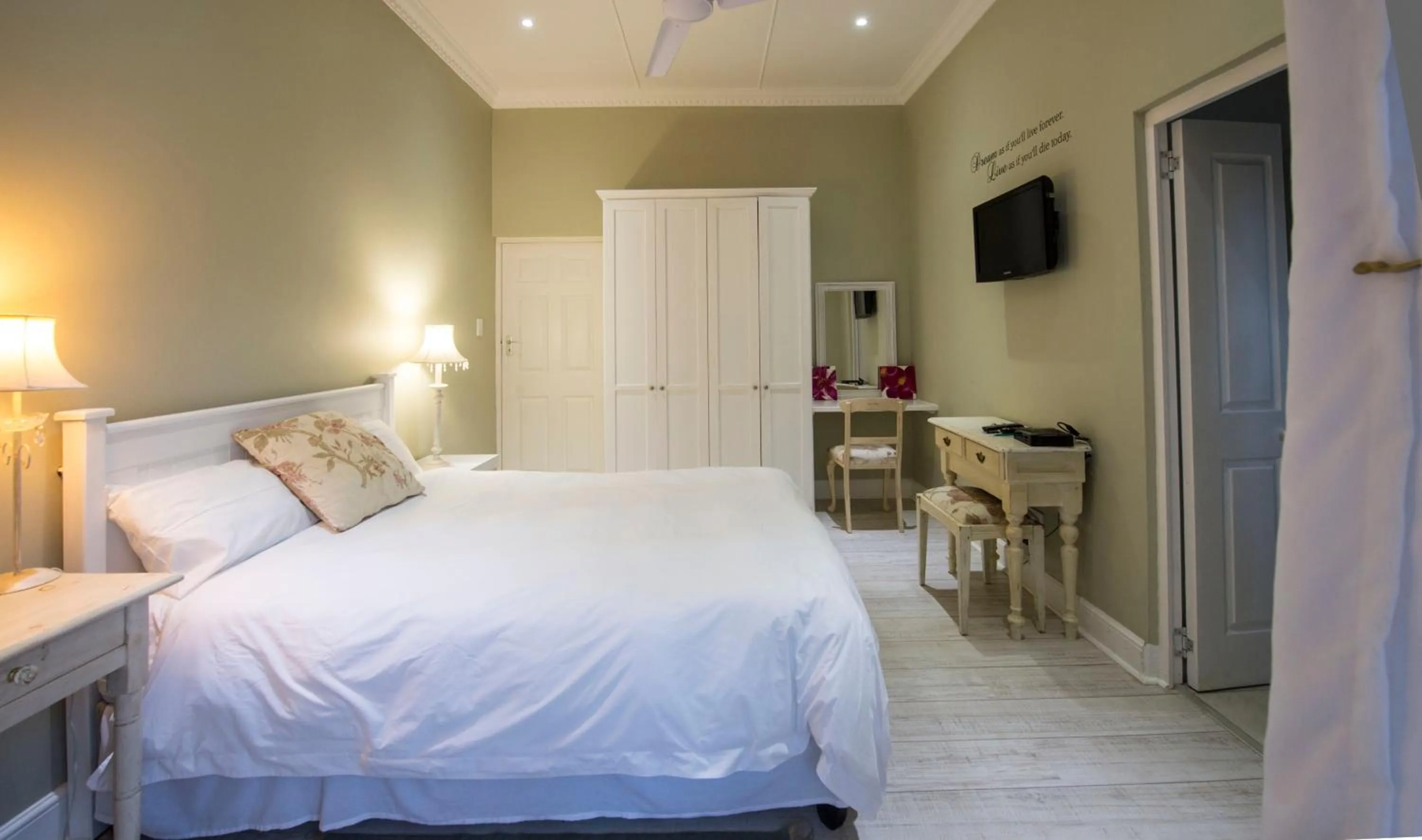 Photo of the whole room, Bed in Lemon Tree B&B