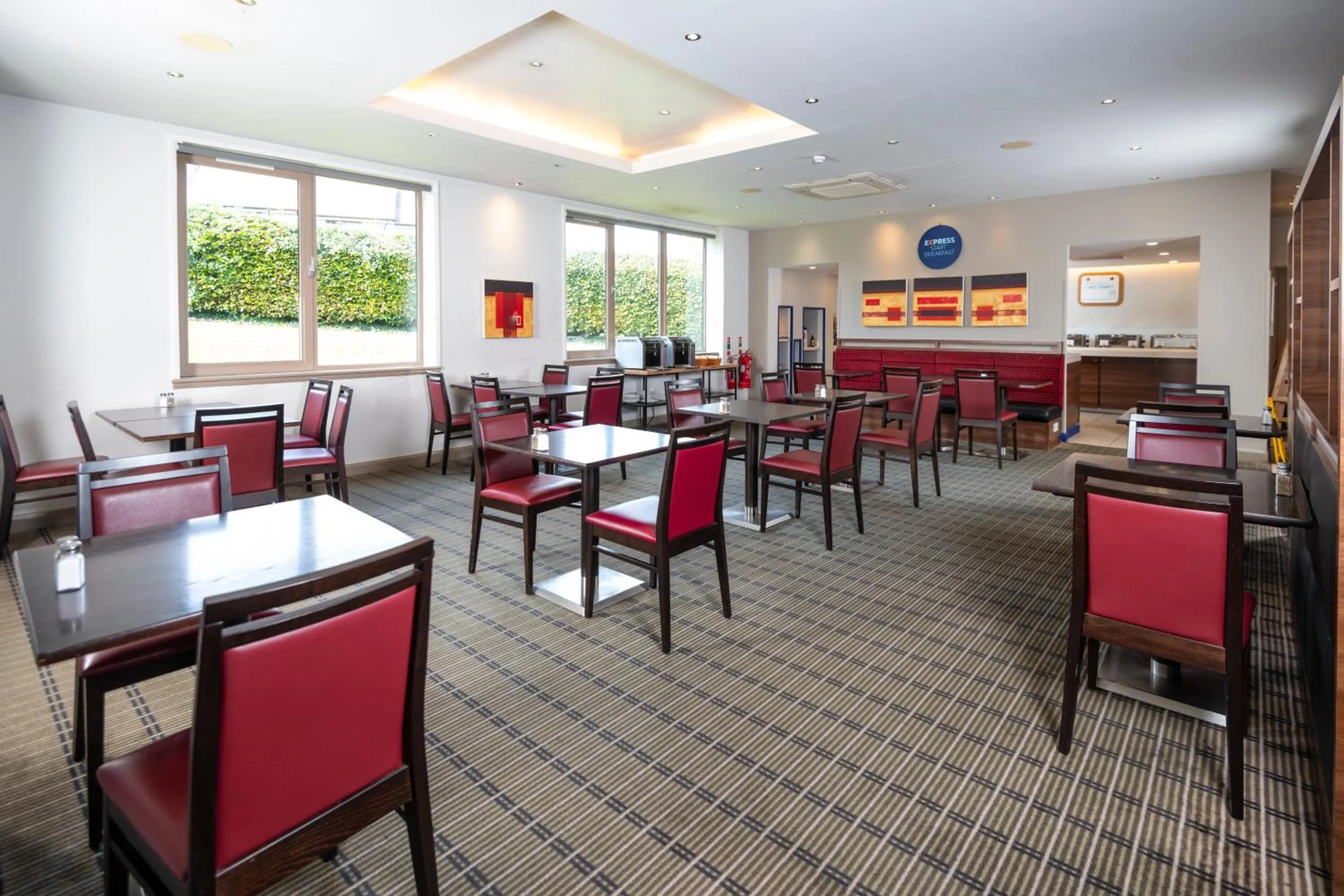 Dining area in Holiday Inn Express London - Dartford by IHG