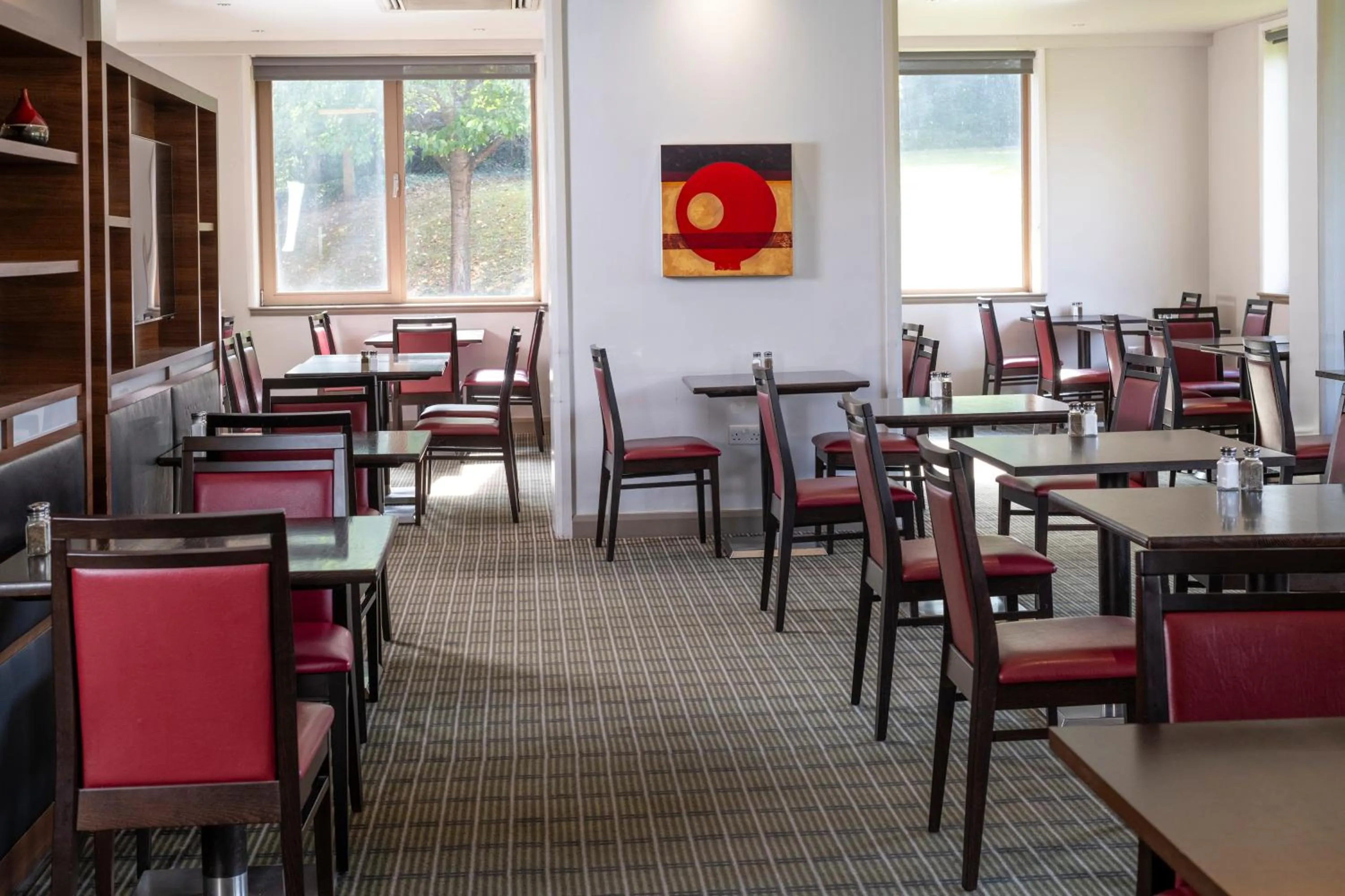 Dining area in Holiday Inn Express London - Dartford by IHG