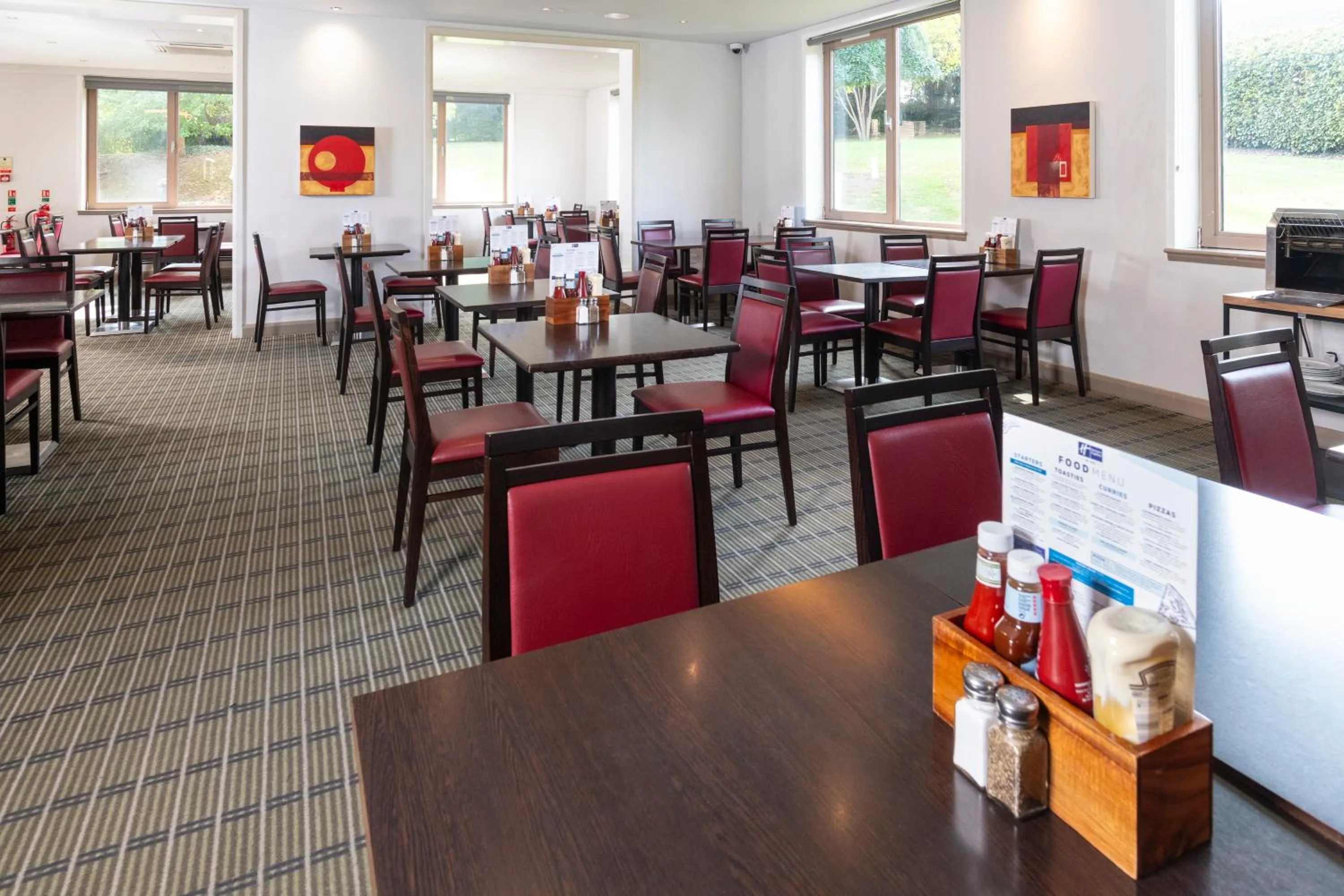 Dining area in Holiday Inn Express London - Dartford by IHG