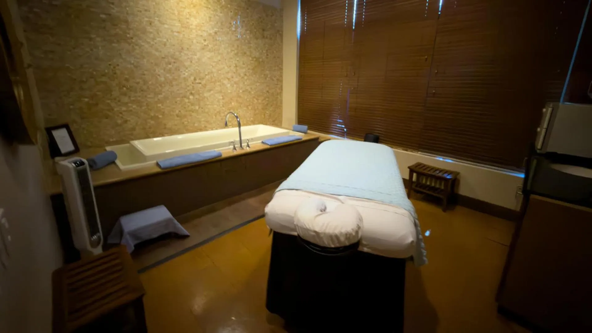 Bathroom, Bed in Sapphire 1706