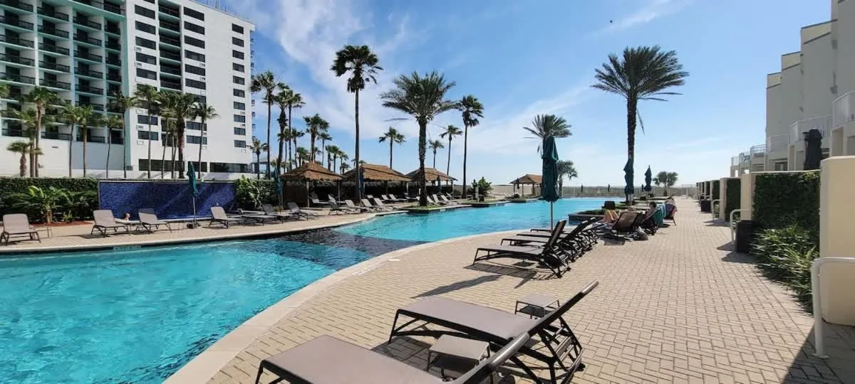 Swimming pool in Sapphire 1706